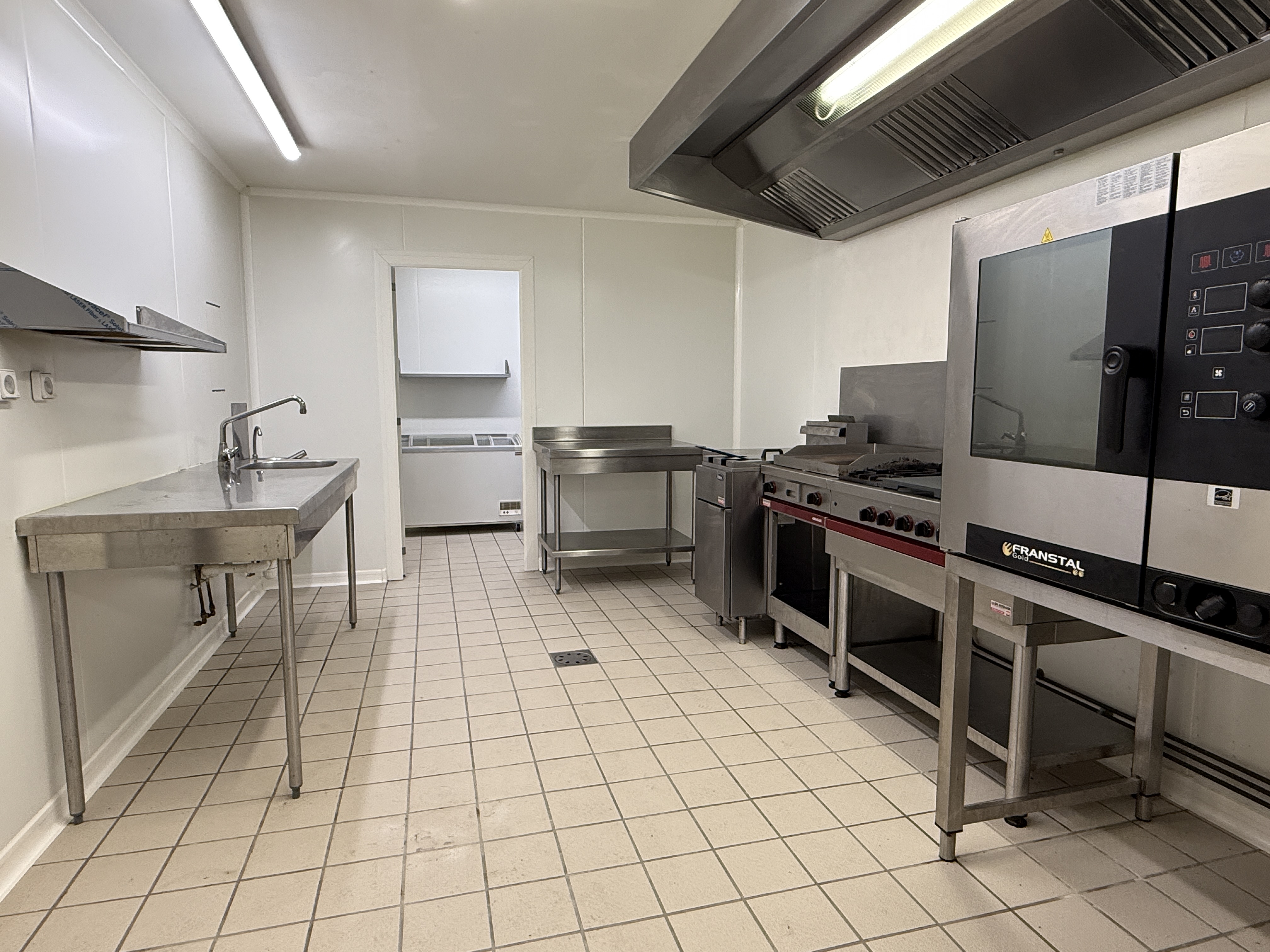 DROIT AU BAIL - PAS DE PORTE d'un Restaurant totalement équipé de 480 m² environ à CADOURS à 35 minutes de Toulouse.

Opportunité rare! Bail commercial de 9 ans incluant l'ensemble du matériel d'exploitation qui sera acquis au terme de 4 années de loyer.
Idéal pour restauration traditionnelle et événementielle.

Le restaurant est répartie sur 2 niveaux et dispose d'un parking privatif et clôturé de 25 places environ. 
Au rdc: la salle de restauration avec bar de 145 m² environ, WC PMR, cuisine totalement équipé en matériel professionnel et de nombreuses réserves (cf plan)
A l'étage de 240 m² environ: possibilité de logement de fonction ou de création d'une salle de privatisation évènementielle.

Loyer: 1600 e HT / mois
Charges: 24 e HT / mois
TF: 5588 e / an

Prix de vente 10 000 euros:
5500 e + 4500 e TTC (3750 e HT) d'honoraire charge ACQUEREUR