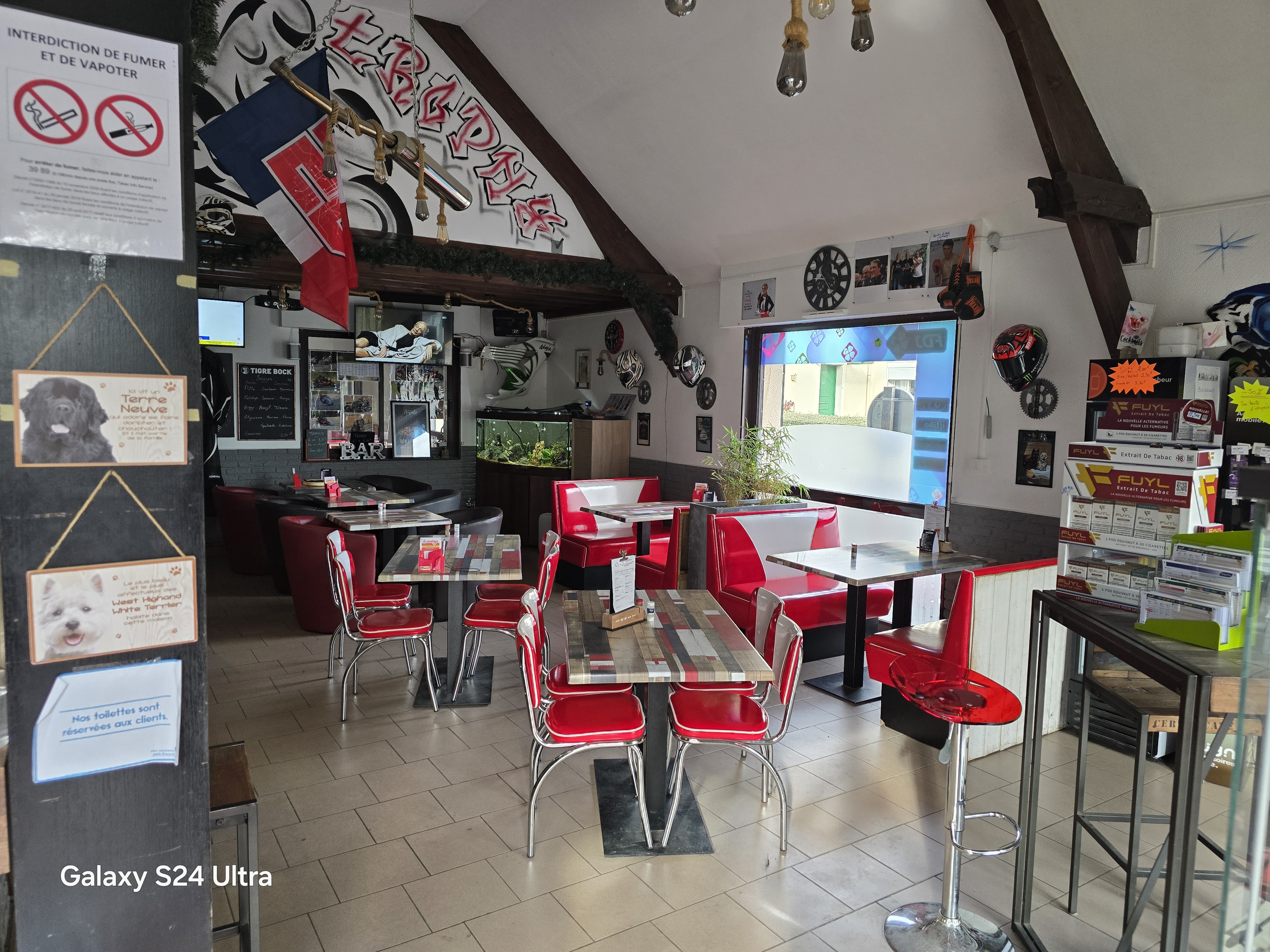 Vend Bar tabac pmu fdj snack dans village dynamique et animée avec 
  possédant plusieurs commerce  possedant places de parking  dont 1 pmr avec acces et toillettes,    250m2 pour le commerce avec logement de 175m2 mobilier et cuisine récente professionnel , possédant billard , baby foot , patio,terrasse équipé, sécurisée sur extérieur par volet et anti voiture bélier