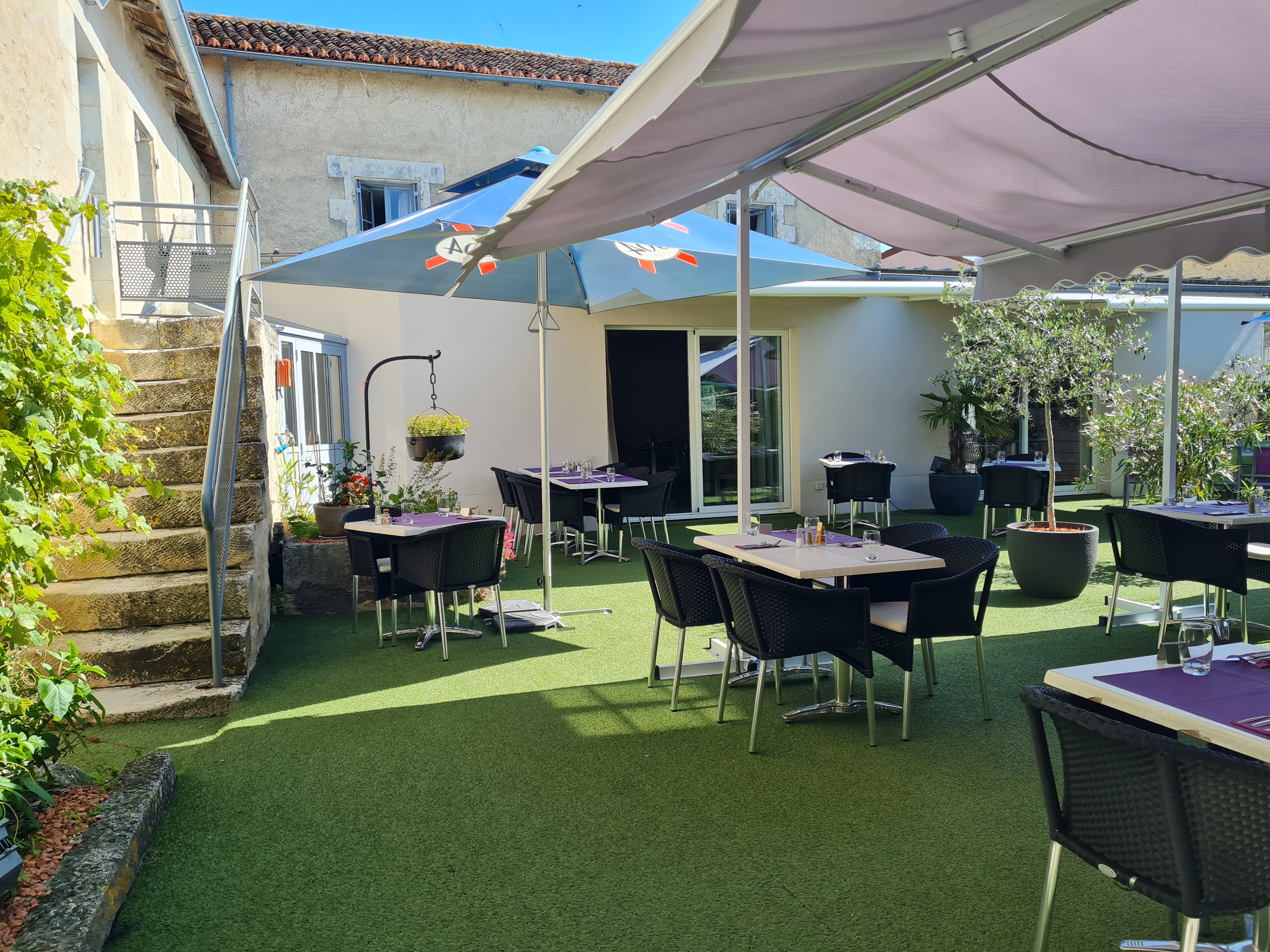 Fond de commerce à vendre dans une jolie commune agréable à vivre  au cœur d’un bourg commerçant .Le loyer est de 1103 E par mois licence 4 inclue ainsi qu’un appartement de 80m2 avec 4 chambres au dessus du restaurant.
Restaurant avec beaucoup de potentiel ,en pierre apparente et une déco moderne et repeinte récemment, avec une activité très florissante .Possibilité de développement du bar avec une terrasse .
Le restaurant propose un menu différent chaque midi avec des produits frais et fait maison et le week-end une carte semi-gastro avec des produits frais et tout fait maison.Carte qui change à chaque saison.Le restaurant à une très bonne réputation et une clientèle fidèle.
Il est composé de trois salles une principale pouvant accueillir 80 personnes, une petite salle pouvant accueillir entre 20 et 25 personnes et une grande salle à l’étage de capacité d’accueil de 80 personnes.La terrasse dans un écrin de verdure  peut accueillir environ une centaine de personnes.
Une cuisine complètement équipée ,un bar équipée ,une plonge à part de la cuisine ,un coté pain et une buanderie qui sert de vestiaire.De nombreux lieux de rangement et de stockage cave ,des placards et une grande réserve avec des grandes chambres froides .
Établissement aux normes PMR.
Pour plus de photos vous pouvez allez voir notre site Le MYTHIC et les avis sur Google business et tripadvisor et référencé sur le petit futé.
Nous mettons notre restaurant à vendre pour envie de changement après 14 ans de service avec beaucoup de plaisir. Demande sérieuse 
Coup de cœur assuré venez vite le visiter !