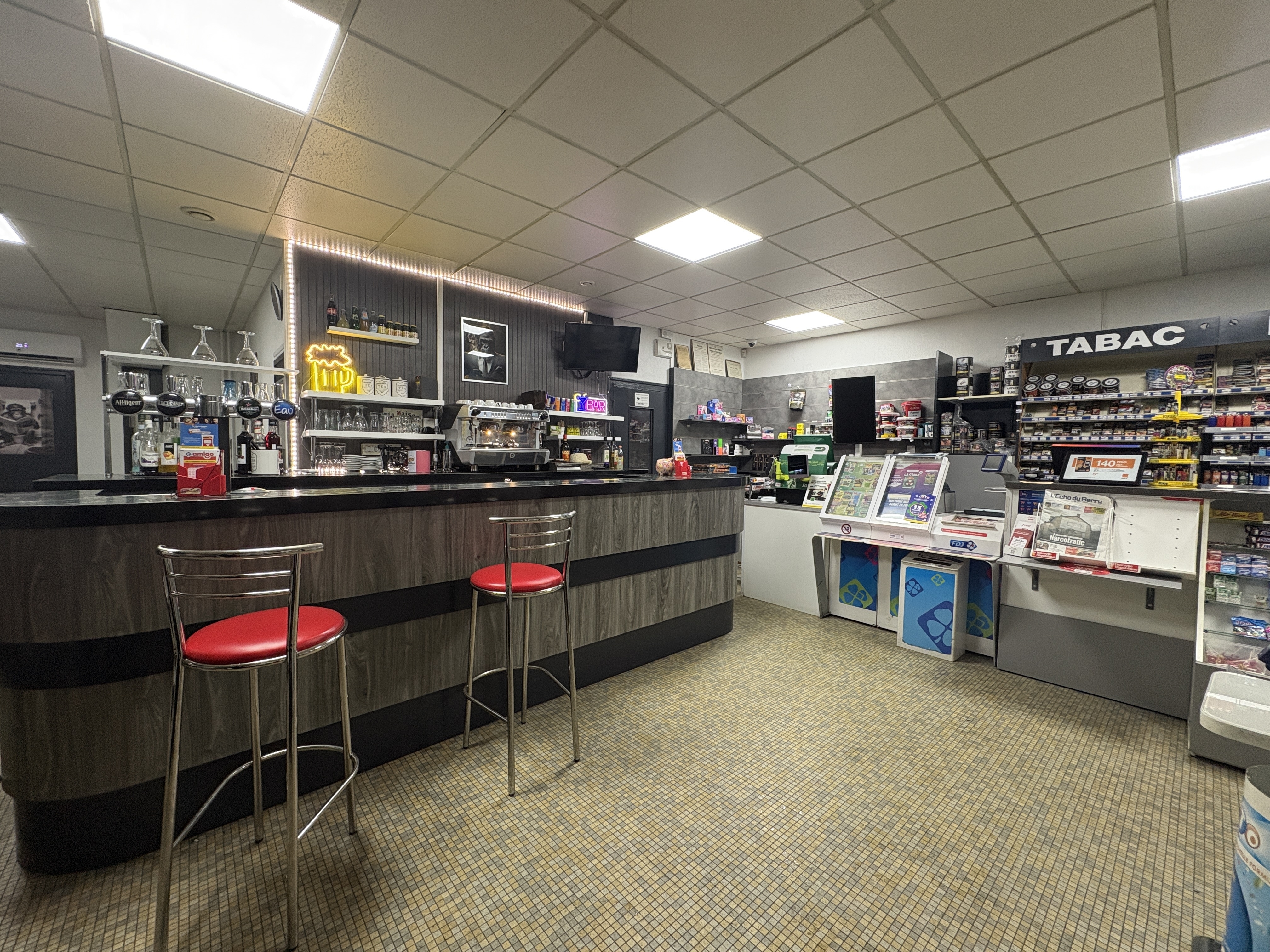 A Châteauroux, ce fond de commerce se distingue par son accessibilité, étant ouvert tous les jours de la semaine. Les horaires d’ouverture sont de 7h à 19h30 du lundi au vendredi, et de 10h à 19h30 le samedi, avec une fermeture à 18h le dimanche.

Le commerce propose une large gamme de services, incluant la Française des jeux, un tabac, le PMU, ainsi qu'un espace Amigo et un bar avec licence 3. La sécurité est assurée par une alarme Securitas opérationnelle 24h/24. 

À l'extérieur, une terrasse accueillante se trouve à l’avant, tandis qu’un jardin de plus de 700m² se déploie à l’arrière, agrémenté d’une terrasse, d’un garage et d’un verger. Le garage bénéficie d’un toit en ardoise, tandis que l’immeuble est couvert de tuiles mécaniques. Un bac acier sur la terrasse et un grand portail manuel ajoutent à la praticité de l’ensemble.

Le commerce affiche un chiffre d'affaires annuel solide, avec deux employés. Le loyer s’élève à 1500€, avec des charges foncières de 1600€. Les installations comprennent une chaudière à condensation neuve et une climatisation réversible, garantissant un confort optimal.

L’immeuble abrite également un appartement sur deux niveaux, avec la possibilité d’un troisième niveau. Au premier étage, un grand salon séjour de 80 m² se connecte à une cuisine entièrement équipée, comprenant four, hotte, plaque à induction et évier. Une salle d’eau avec WC complète cet étage. Le deuxième étage se compose de trois chambres, dont deux avec dressing, ainsi qu’une salle de bain dotée d’une douche et d’un WC, incluant un coin buanderie. Un grenier aménageable offre des possibilités supplémentaires.

Le bien est équipé de double vitrage phonique sur la façade et de volets roulants manuels. Les charges mensuelles pour l’électricité et le chauffage au gaz au bar s’élèvent à 450€. La climatisation réversible est également présente dans le bar, tandis qu'une VMC assure une bonne circulation de l'air dans tout l’immeuble. Le chauffage au gaz est installé dans l’ensemble de l’immeuble, et une cave est incluse dans la vente.

Avec une parcelle de 850 m² et une surface totale de 300 m² pour le commerce et l’habitation, ce bien présente une belle opportunité pour quiconque souhaite conjuguer projet professionnel et cadre de vie agréable.