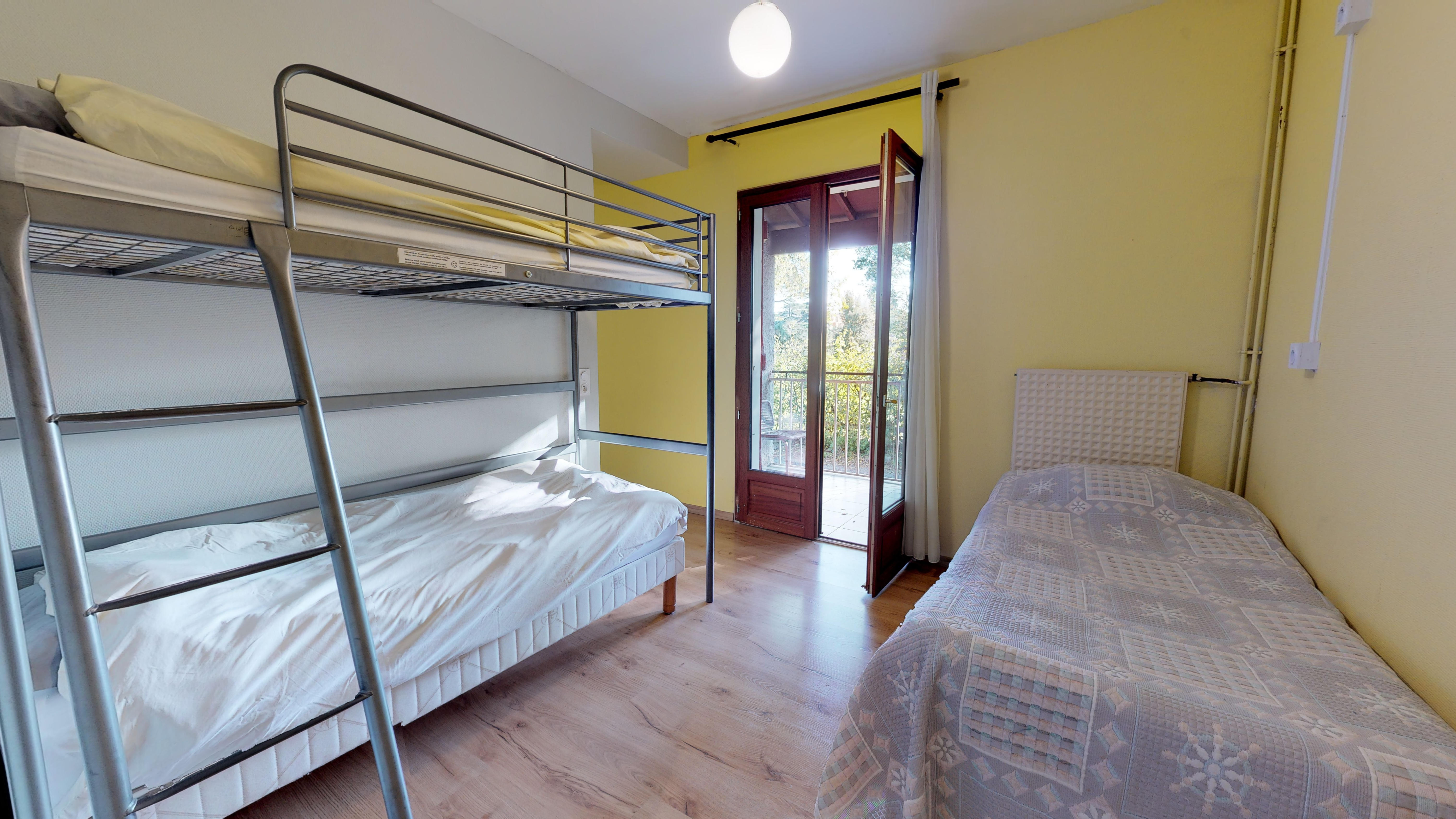 Le Friendly Auberge, situé à Colomiers (31770), est un établissement hybride combinant hôtel, auberge de jeunesse, restaurant traditionnel, location de salles et repas de groupes. Implanté dans une zone urbaine stratégique, à proximité immédiate d’Airbus et de ses nombreux sous-traitants, il bénéficie également d’un cadre campagnard grâce à sa situation dans le quartier du village historique de Colomiers, en bordure du parc Duroch et de quelques commerces.
L’établissement dispose d’un positionnement différenciant, alliant hébergement flexible (chambres privées et dortoirs) et restauration authentique au feu de bois, entièrement faite maison. Il s’adresse à une clientèle variée : professionnelle, étudiante, ouvrière, associative, touristique, internationale, ainsi qu’aux groupes scolaires et sportifs, repas et soirées privées ainsi que des séminaires ou conférences professionnelles.

👉 Cession du fonds de commerce avec un fort potentiel de développement.