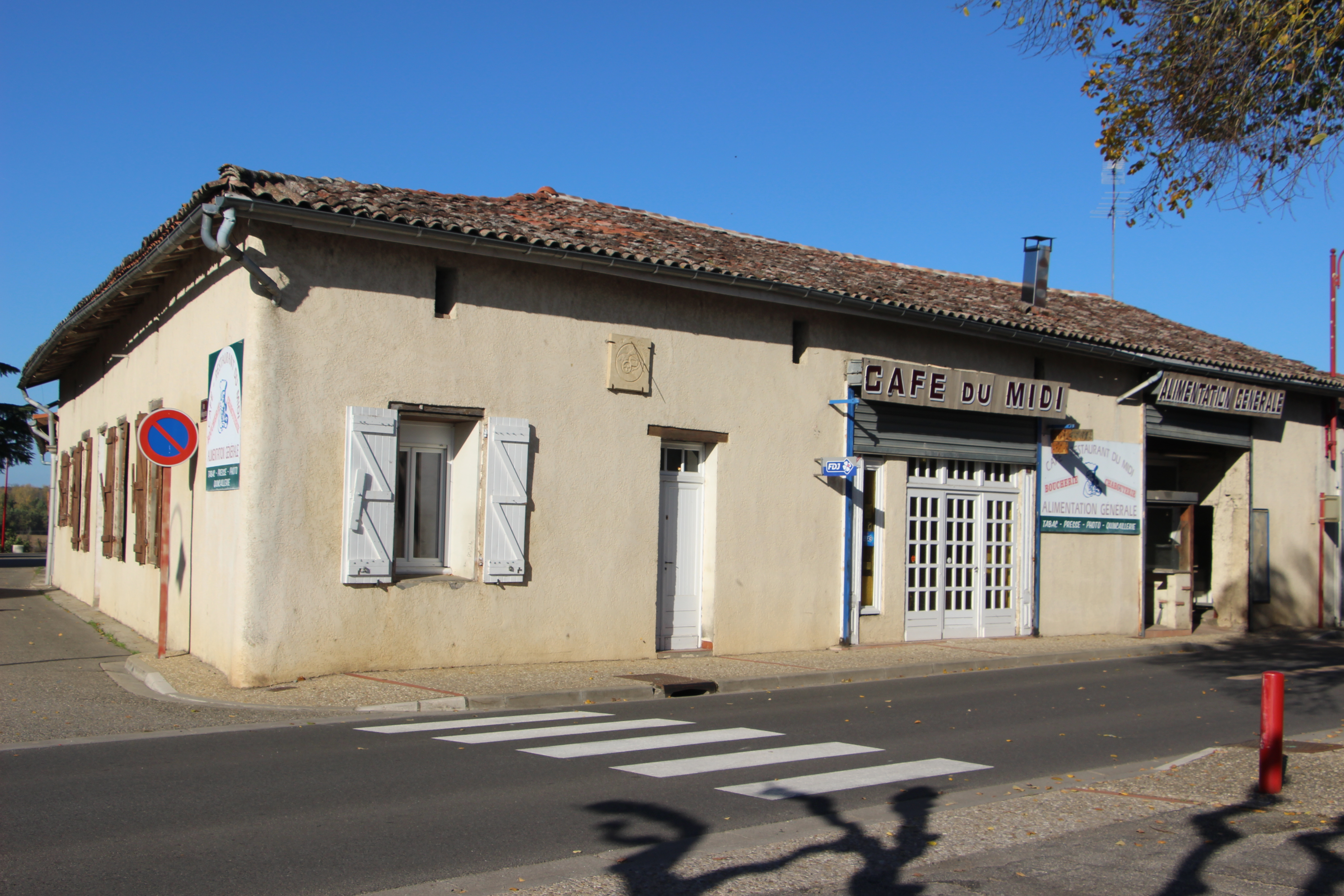 A vendre pour cause de retraite en 2019,  Café Restaurant Tabac/FDJ (Murs & Fonds), très belle affaire tenue depuis 1950.

Etablissement d’angle disposant d'une grande visibilité sur un axe passant au cœur du village et à proximité des écoles.
L’établissement dispose de 450m² en rez-de-chaussée et de 150m² d’étage aménageable.
La  première zone de 200m² se compose d’une salle de Restaurant de 80 couverts (activité de plats à emporter avec clientèle fidélisée), d’un espace petite Epicerie/Pizza à emporter et d’un Bar (incl. Licence IV)/Tabac/FDJ. 
La cuisine du Restaurant est vendue équipée de l’ensemble du matériel professionnel. 
En 2021, 80000€ de travaux ont été investis dans la rénovation de cette zone. 
La seconde zone de 250m², était une Epicerie générale avec activité de Rôtisserie, Traiteur et Pizzeria. 
Aujourd’hui, cette zone est libre et peut être aménagée en commerce, logements ou autre. 
N'hésitez pas à nous contacter pour visiter.