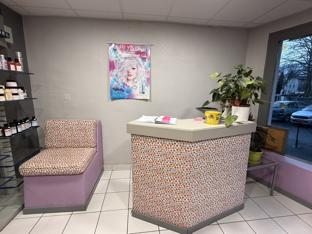 Découvrez ce charmant local commercial à vendre + fonds de commerce, situé au cœur d’Oloron-Sainte-Marie, dans un quartier historique très prisé ! 

Vendu avec le fonds de commerce, ce salon de coiffure établi depuis de nombreuses années (voir autre annonce) est une opportunité unique, qui vous permettra d’installer votre activité en toute sérénité et de sécuriser votre investissement.

Le prix de vente est très attractif, et le local, en excellent état, est prêt à accueillir votre projet dès demain.  

Profitez d’une excellente visibilité grâce à sa belle vitrine et d’une jolie vue sur la place centrale du quartier Sainte-Croix, un cadre idéal pour attirer votre clientèle.

Ne manquez pas cette occasion de vous implanter dans un quartier dynamique et plein de charme !
Contactez-moi pour plus de renseignements.
Roseline RABILLER