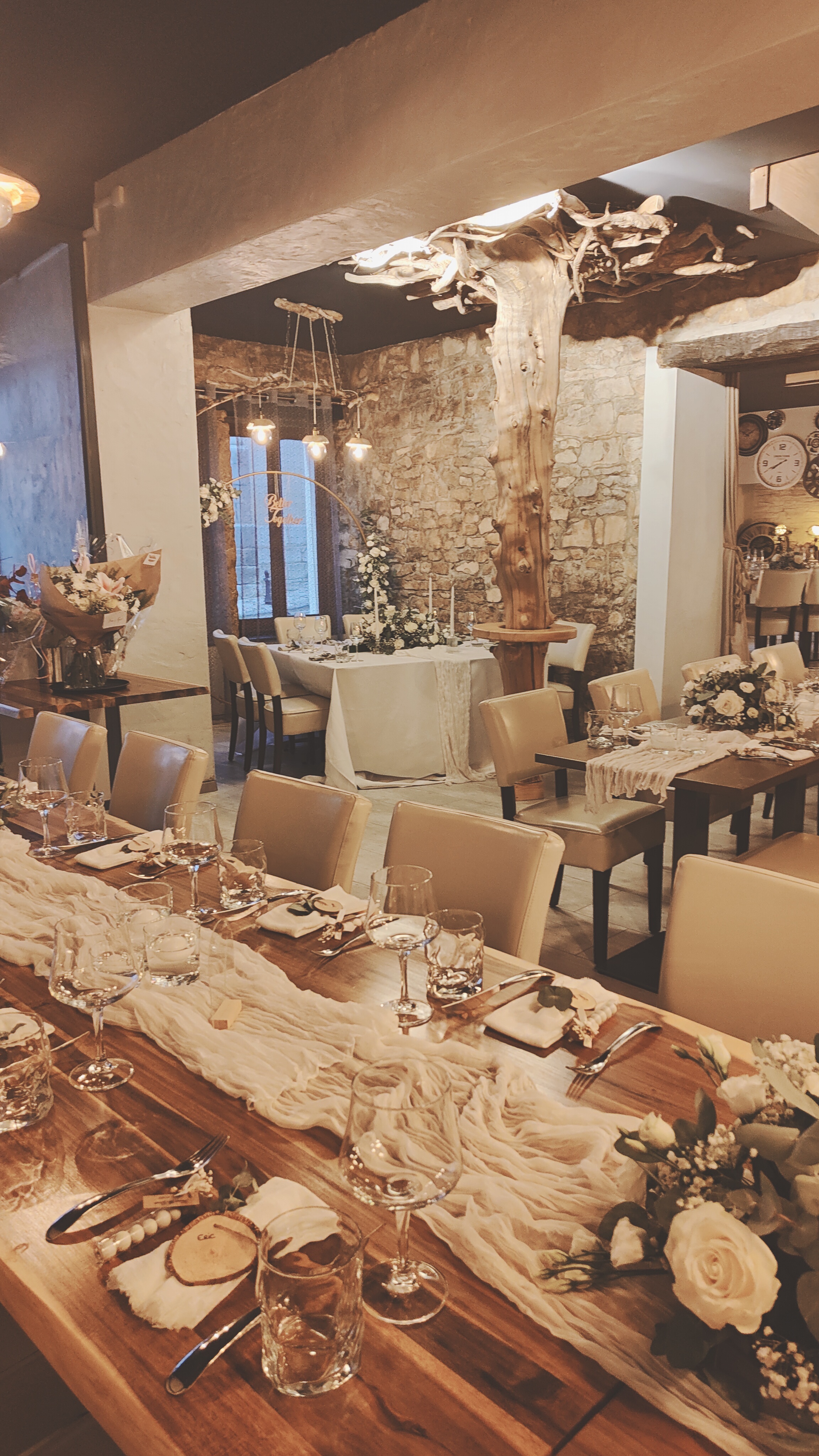 Restaurant ,pizzeria,bar ,picine ,logement