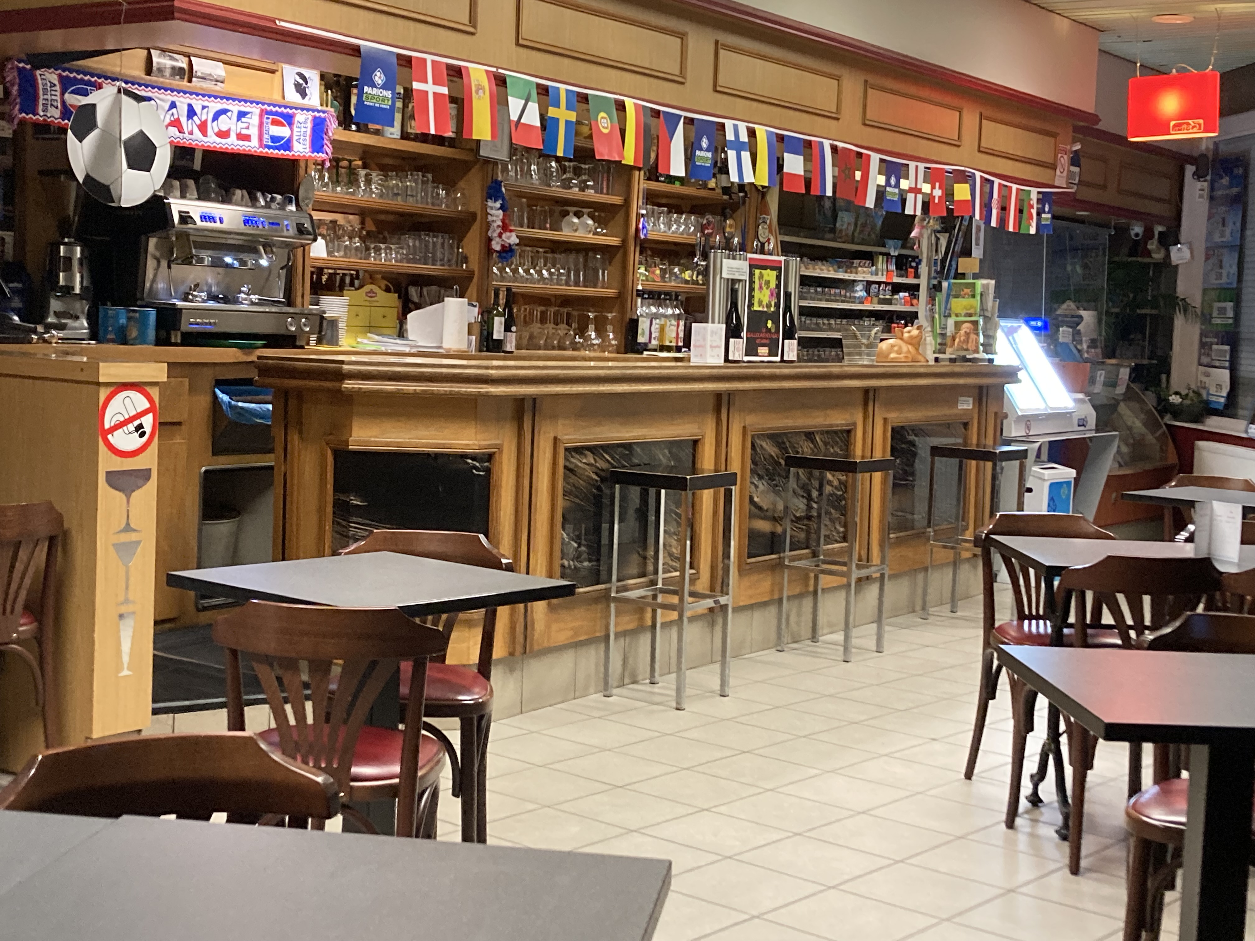 Fonds de commerce bar tabac presse fdj tenue depuis bientôt 15ans vente pour cause retraite belle emplacement sur angle de rue plus de 20 mètres de façade belle terrasse   Belle intérieur et extérieur rue très passante et clientèle agréable et l’habitué  petite brasserie qui peut être développerBelle rentabilité et bien situé  place de parkings en face de l’établissement, cimetière, église et d’autres commerce aux alentour quartier sympa est en plein évolution chiffre d’affaires en hausse   Nous restons à votre disposition pour tout renseignement complémentaire
