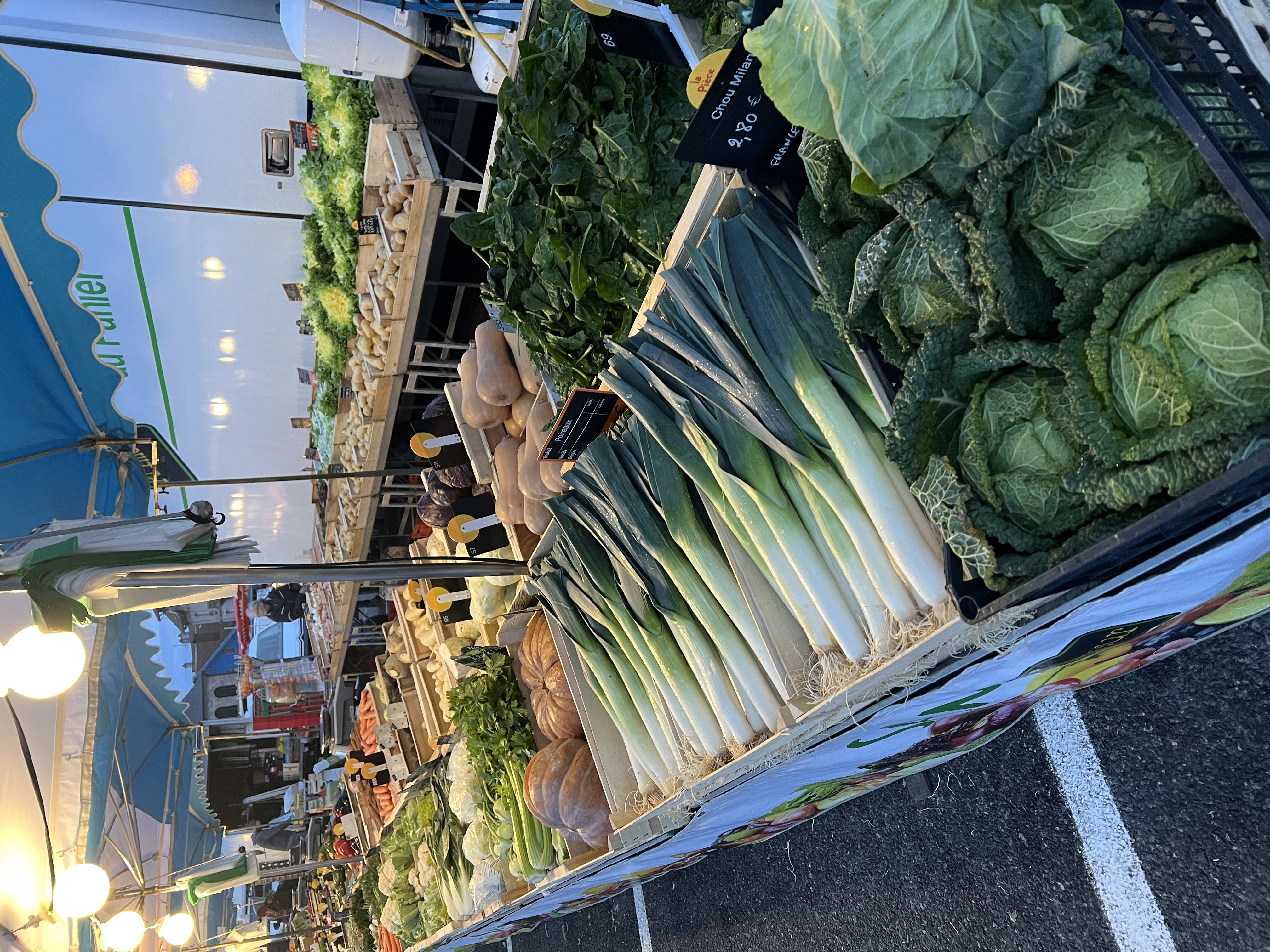 Cause retraite 
Vends Fond de commerce de fruits et légumes 
Existant depuis 3 générations sur les marchés 
Nous vous proposons l’acquisition d’un commerce florissant,doté d’une fidèle clientèle depuis plusieurs décennies,ainsi que tout le matériel.
2 grosses chambres froides 
2 poids lourds frigorifique (15 tonnes et 19 tonnes)
1 IVECO turbo Daily
9 parasols
Matériel pour 25 mètres d’étalages 
4 balances neuves (10 mois)
2 canons a air chaud (sovelor)
60 mètres de bâche d’entourage pour l’hiver 
Cette opportunité est idéale pour un entrepreneur ambitieux cherchant à investir dans un secteur dynamique.
Ne manquez pas cette opportunité unique.
Contactez-nous !
Par mail 
sylvie.montemont@orange.fr