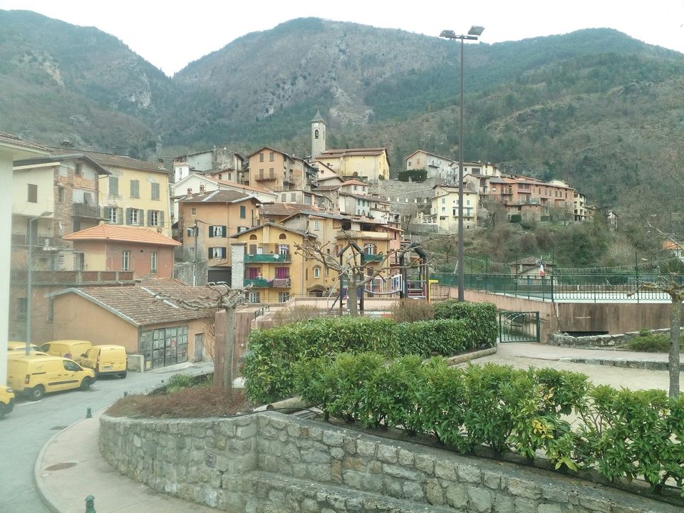 FOND DE COMMERCE A VENDRE (epicerie fruits légumes, boissons, café) dans un village de montagne se situant dans les Gorges de la Vésubie.

LA RETRAITE approche pour moi, aussi je cherche un nouvel acquéreur qui saura faire perdurer le lien que j'ai créé avec les villageois, touristes. Un lieu ou les gens aiment se retrouver, échanger, partager...
J ai l habitude de travailler avec les bergers (vente de fromages de chèvres, brebis et vache), les maraîchers de la Vallée (légumes non traités en toute saison), les apiculteurs, des petits plats traiteurs sont également proposés aux clients.
Une vallée où il fait bon vivre, très touristique grâce à notre Via Ferrata, nos nombreuses randonnées dans le Parc du Mercantour, et notre bassin écologique qui attire de nombreuses familles pour les baignades l'été.

Dans le village, il y a déjà é boulangeries, 3 restaurants, 1 bar, une pharmacie, une fleuriste, une esthétitienne, un snack ouvrira prochainement ses portes, un médecin, des infirmiers, une salle polyvalente, une école, des bus...