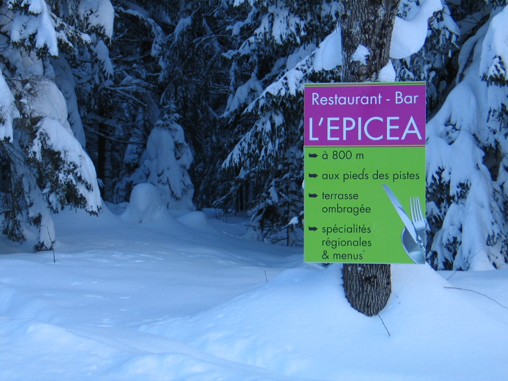 Idéalement situé au cœur du Parc Naturel Régional du Haut-Jura aux pieds des pistes de skis et des départs de randonnées du village de Bellefontaine à 1 000m d'altitude, venez découvrir ce beau restaurant à exploiter en gérance via un bail commercial.

Il saura vous séduire par :
- sa grande salle lumineuse pouvant accueillir une soixantaine de couverts,
- sa belle terrasse bien exposée,
- ses deux appartements permettant de loger gérants et employés.

Beau potentiel à qui sera l'exploiter !