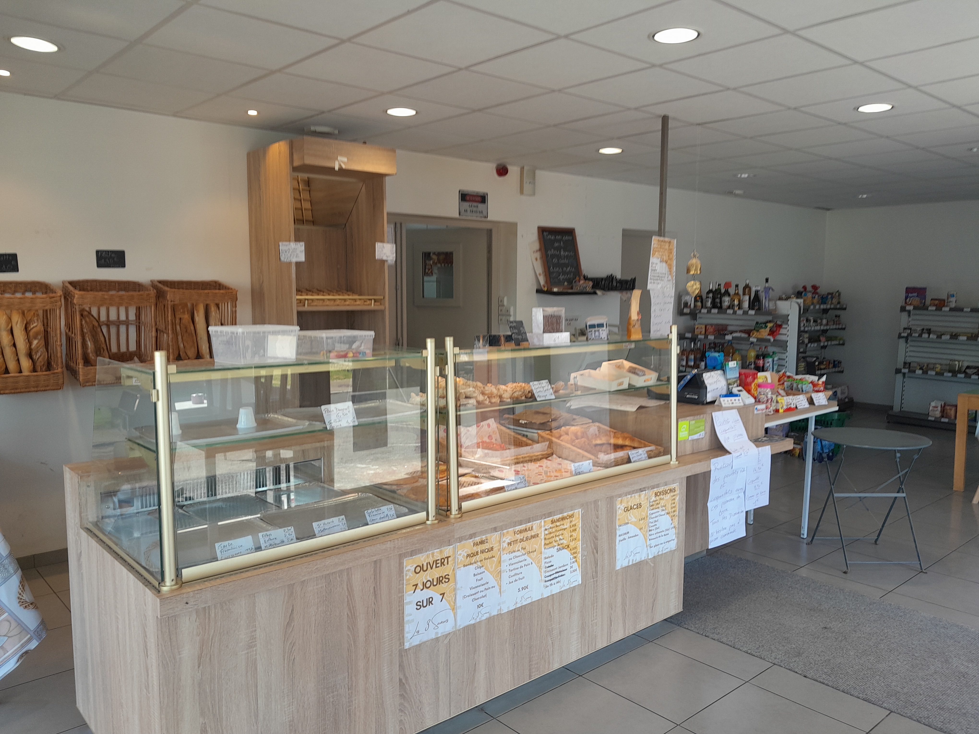 Fond de commerce boulangerie pâtisserie épicerie dans un charmant petit village sur le chemin de compostel.
Très grand laboratoire boulangerie tout équipé (pétrin,balance, diviseuse, façonneuse, balancelle, chambre de pousse,panéme, four 3 étages...)un laboratoire pâtisserie tout équipé aussi (laminoir, mélangeur (gros et petit),clim,gaz 2 feu...et une grande réserve aussi.Tous le matériel a 11ans fonctionne parfaitement et est entretenu, aucun travaux ou matériels à changer,côté boutique il y a vitrine sèche et réfrigéré, rayonnage pour l'épicerie, présentoir à fruits et légumes, frigo vitré, table,chaises...
Grand espace de vente et de fabrication, vous disposer d'une pièce à vivre et d'une salle de bain et toilette.
Faible loyer 300euros/mois
Travail avec les restaurants et gîtes des alentours,possibilité de faire des tournée,clientèle fidélisé.
Unique boulangerie et épicerie du village
Pour tout renseignement ou photo supplémentaire me contacter par téléphone.