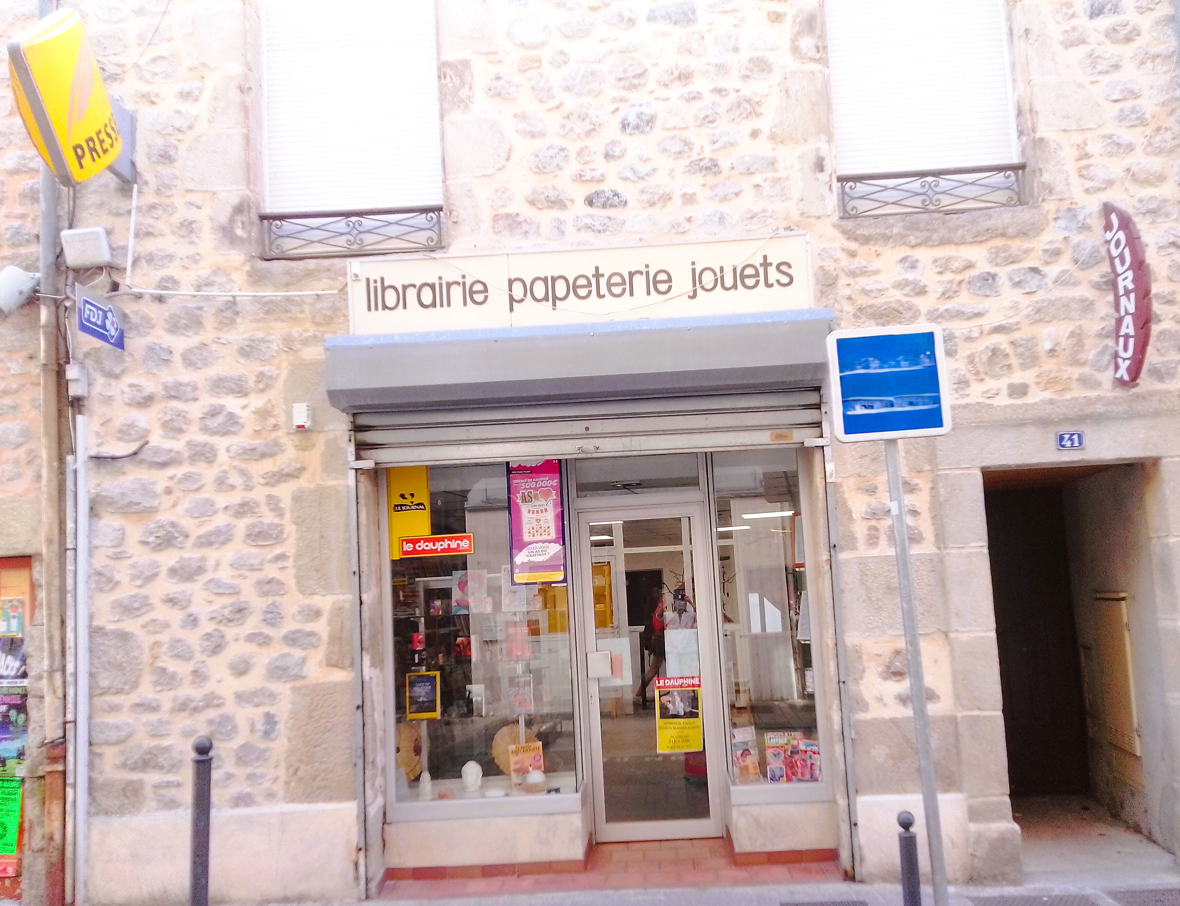 Fond de commerce de 30 m² presse librairie, FDJ, relais colis au cœur de Vals les Bains.
Affaire saine à tenir seul.
Tout équipé, bon état intérieur et extérieur.
Marché le dimanche matin.
Place de stationnement devant la boutique et parking à proximité.
Climatisation réversible.
Loyer 300,00 euros/mois.
N'hésitez pas à me contacter pour visite ou renseignements complémentaires.
