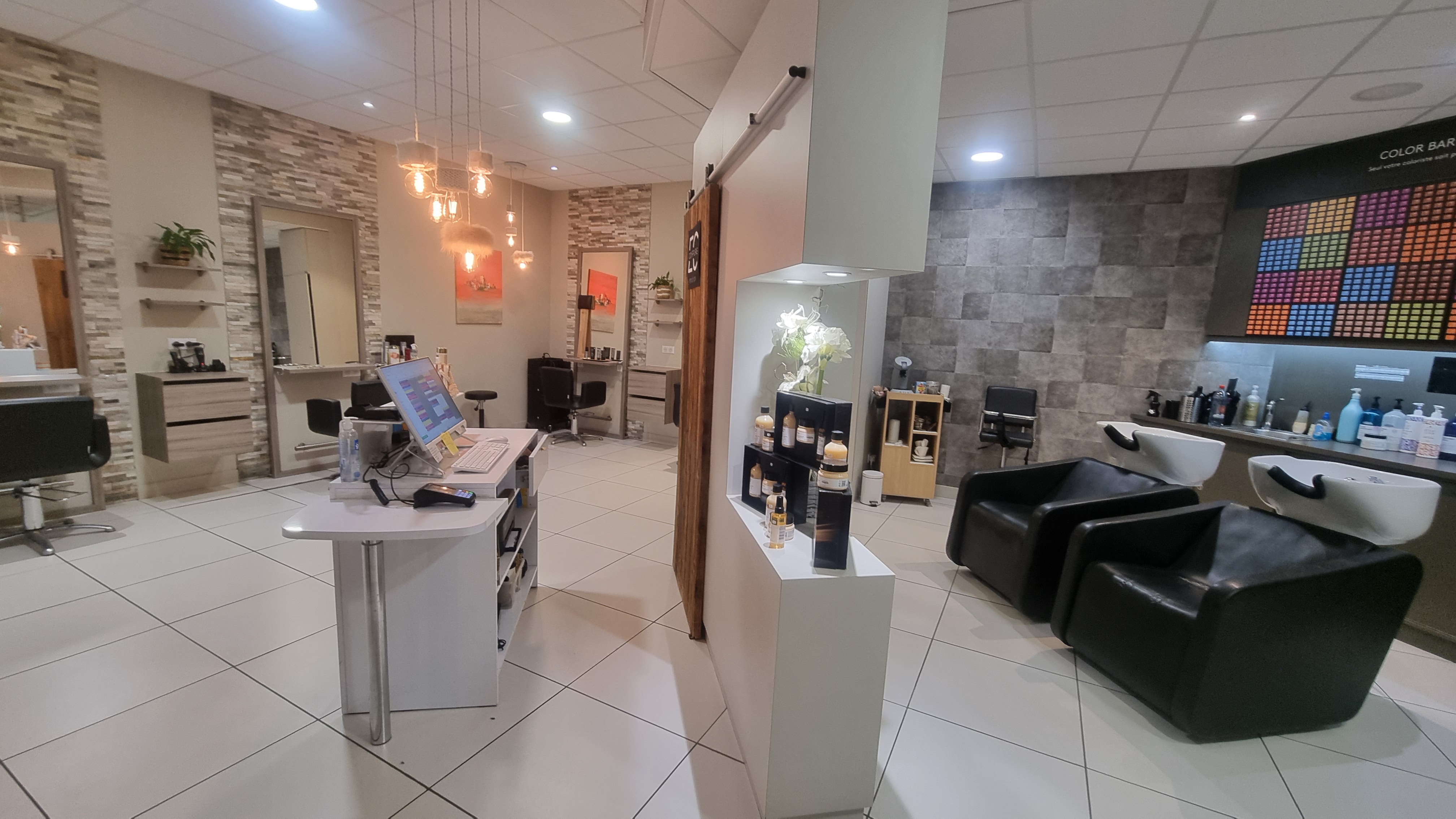 Projet de transmission – Aime-la-Plagne, Savoie

Une belle histoire à poursuivre!

Après plus de 43 années consacrées avec passion au métier de la coiffure, je souhaite aujourd’hui préparer la transmission de mon salon Emotion Coiffure, à l’occasion de mon départ à la retraite prévu début 2028.

Mon souhait est de transmettre bien plus qu'un salon : un  lieu chaleureux, un établissement fonctionnel, une clientèle fidèle, une équipe professionnelle et une activité qui possède encore de belles possibilités de développement.

 UN EMPLACEMENT PRIVILÉGIÉ

Emotion Coiffure est situé dans la galerie commerciale du E.Leclerc à Aime-la-Plagne, au cœur de la vallée de la Tarentaise au pied de la station de La Plagne.

Le salon bénéficie :

- d'un emplacement au sein d'une galerie commerciale attractive ;
- d'une clientèle locale fidèle ;
- d'une clientèle touristique importante grâce à la proximité immédiate des stations de La Plagne ;
- de nombreux  travailleurs saisonniers;
- d'un environnement commercial permettant une bonne visibilité et un passage régulier.

La situation géographique constitue un véritable atout pour un professionnel souhaitant s'implanter ou pour un groupe désirant développer son activité en Savoie.

 LE SALON
Surface : 66 m²
Le salon climatisé est aménagé et immédiatement exploitable.

Il comprend notamment :
- 2 bacs de lavage dont un massant ;
- 4 postes de coiffage ;
- 2 postes techniques;
- un espace attente et 2 beaux espaces vente donnant sur une vitrine passante;
- une réserve avec  lave-linge et sèche-linge ;
-  un espace de pause pour les collaborateurs.

Le salon fonctionne actuellement 6 jours par semaine mais le bail 3/6/9 renouvelé en 2025 permet plus de souplesse 5 jours semaine avec pause déjeuner.



 UNE ÉQUIPE EN PLACE

L'un des principaux atouts de cette transmission est la présence d'une équipe professionnelle déjà constituée.

Les collaborateurs connaissent parfaitement :

- la clientèle ;
- le fonctionnement du salon ;
- l'organisation quotidienne ;
- les produits et fournisseurs ;
- les habitudes commerciales de l'établissement.

Mon souhait est de permettre à cette équipe de poursuivre son activité avec le futur repreneur.

 UNE CLIENTÈLE FIDÈLE

Au fil de plus de quatre décennies, Emotion Coiffure a construit une relation de confiance avec sa clientèle.
Le futur repreneur pourra ainsi bénéficier d'une activité existante plutôt que de devoir créer une clientèle à partir de zéro.

 DES POSSIBILITÉS DE DÉVELOPPEMENT

Le salon présente plusieurs perspectives intéressantes :

- développement de l'activité barbier ;
- développement de l'onglerie et parfumerie;
- augmentation de la vente de produits et accessoires ;
- possibilité d'intégrer un concept ou une enseigne de coiffure ;

Le futur acquéreur pourra donc s'appuyer sur une activité existante , saine et en pleine progression tout en apportant ses propres idées et son dynamisme.

 UN TERRITOIRE À FORT POTENTIEL
Aime-la-Plagne bénéficie d'une situation privilégiée au cœur de la Tarentaise.

La proximité de La Plagne, station internationale, apporte une clientèle touristique importante et une activité économique liée au tourisme.

Le développement futur du territoire et les perspectives liées aux Jeux olympiques de 2030 renforcent également l'intérêt de cette implantation à long terme.

 UNE TRANSMISSION ACCOMPAGNÉE 
Je souhaite que cette transmission se fasse dans les meilleures conditions possibles, je suis donc prête à accompagner le futur repreneur afin de lui transmettre :
- l'histoire et le fonctionnement du salon ;
- les habitudes de la clientèle ;
- les fournisseurs ;
- l'organisation du travail ;
- les méthodes de fonctionnement ;
- les informations nécessaires à une reprise progressive.

L'objectif est de permettre au repreneur de prendre ses marques sereinement et de préserver la relation construite avec la clientèle et l'équipe.
 À QUI S'ADRESSE CE PROJET ?
Cette opportunité peut correspondre notamment à :

• un coiffeur souhaitant devenir chef d'entreprise ;
• un professionnel déjà propriétaire d'un salon souhaitant développer son activité ; 
• un investisseur accompagné d'un professionnel de la coiffure ;
• un groupe ou une enseigne souhaitant s'implanter en Savoie ;
• un réseau de franchise recherchant un salon existant à reprendre ou à transformer.
UNE HISTOIRE À CONTINUER…
Après plus de 43 années de métier, cette transmission représente pour moi une nouvelle étape.
Je souhaite trouver la bonne personne ou le bon groupe pour continuer l'histoire d'Emotion Coiffure, tout en respectant ce qui a été construit au fil des années.

Le salon est prêt à accueillir un nouveau projet.

Emotion Coiffure
Aime-la-Plagne – Savoie
Projet de transmission à l'occasion d'un départ à la retraite prévu début 2028.
Visite du salon et présentation plus détaillée sur rendez-vous.