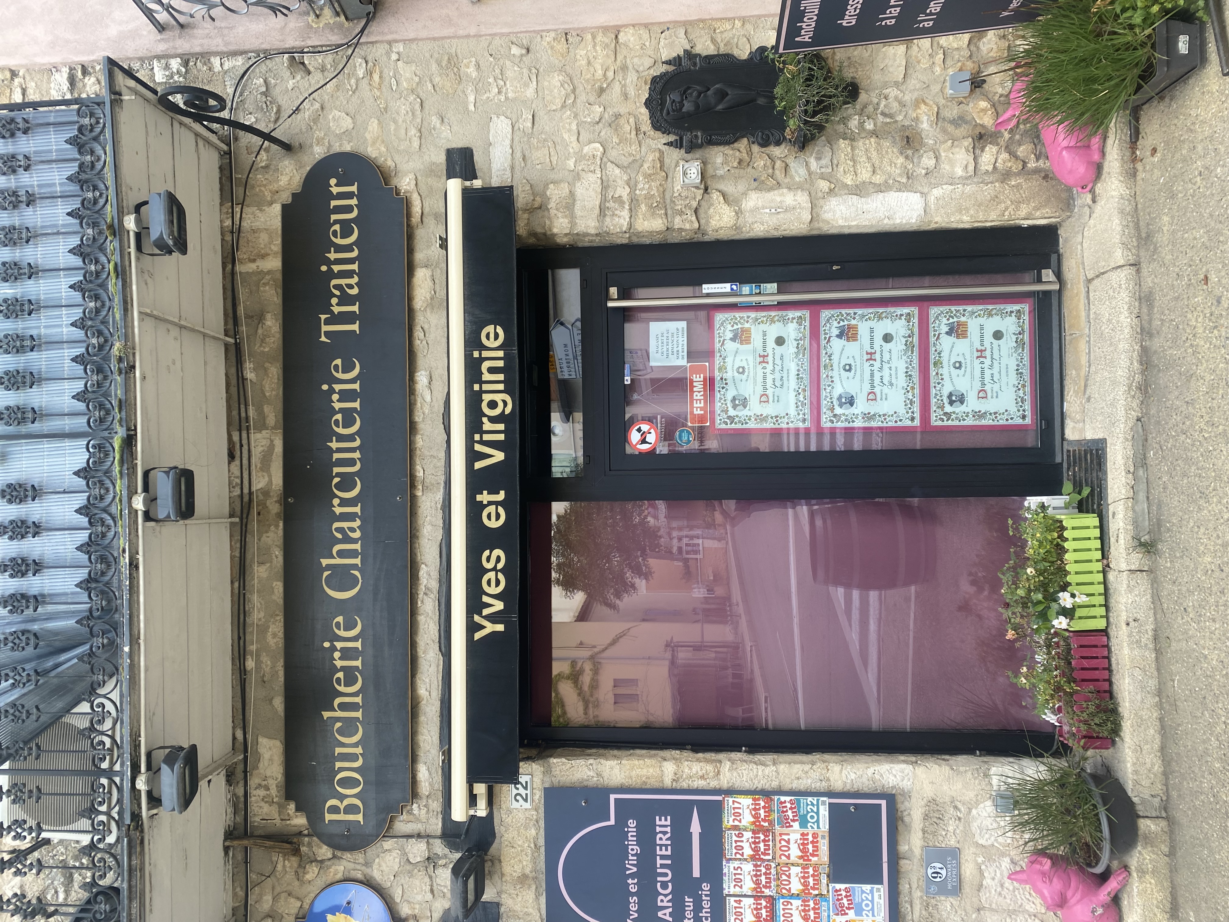 Fond et mur.
Cause retraite immeuble avec commerce,
en plein centre du village de Sault en Provence au pied du mont ventoux en France.  

Le fond est une boucherie charcuterie traiteur toujours en activité, idéalement situé avec un très bon chiffre d’affaire.
Le magasin se compose de l’espace client, à l’arrière un labo découpe avec chambre froide et une cuisine.
L’immeuble comprend au rdc le magasin, au premier étage se trouve un laboratoire et au deuxième étage il y a un appartement refait à neuf cette année.
Nous y sommes depuis 20 ans, la charcuterie existe depuis presque 100 ans. Très bonne réputation.
Village très touristique, école maternelle, primaire, collège, poste, banques, nombreux restaurants et commerces.
Idéal pour les cyclistes, les randonneurs et les amoureux de la nature.
Tous documents seront donnés après visite aux personnes sérieuses. Curieux s’abstenir.
L’ensemble ( fond et murs) est au prix de 450000 euros.