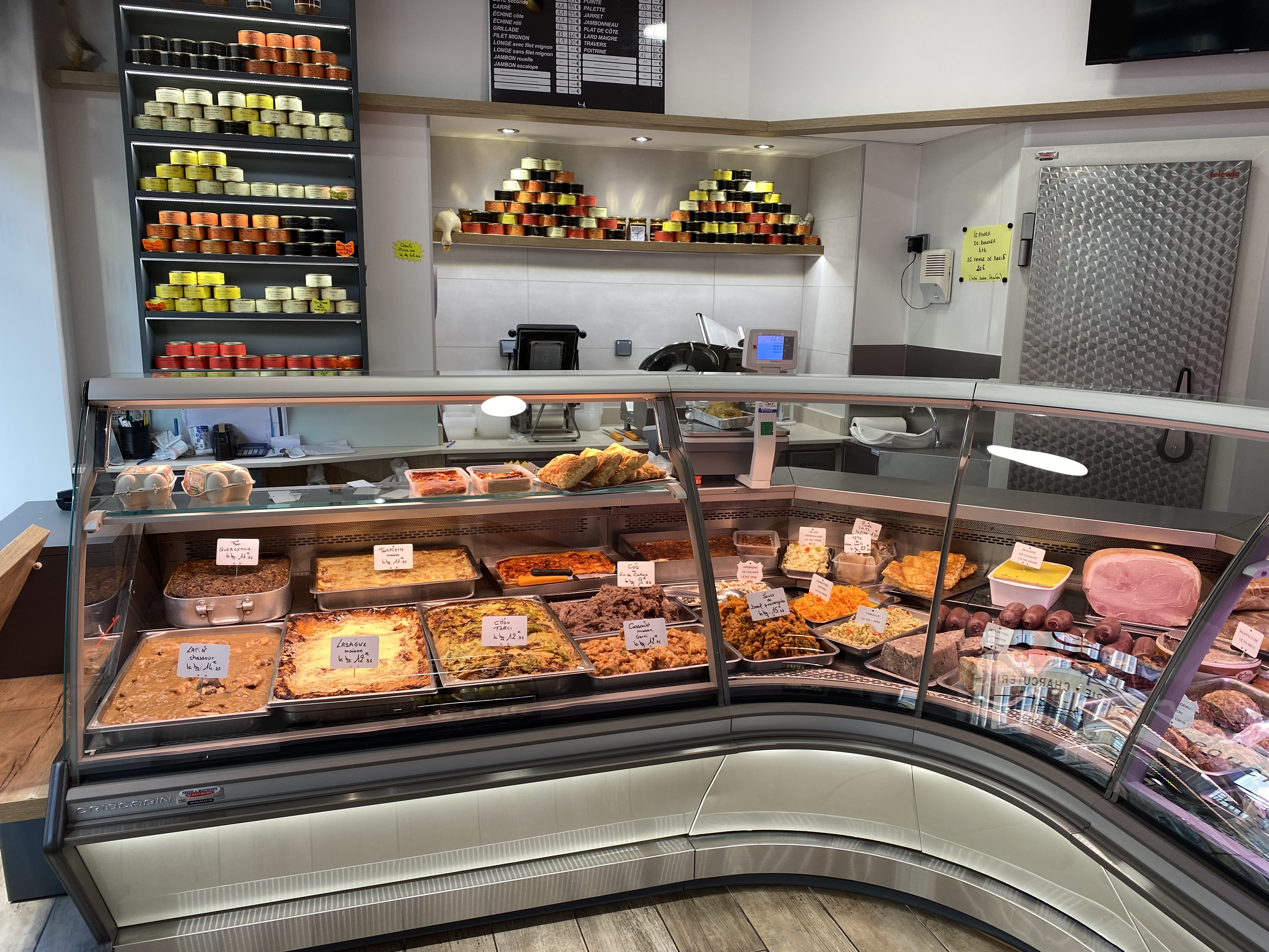 A reprendre, une boucherie historique et réputée sur la commune de Saint-Céré dans le nord du département du Lot. Cession pour cause de départ à la  retraite. Ce commerce est la seule boucherie de cette commune de 3 449 habitants, au centre d’un bassin de vie  de 25 090 habitants.

La boucherie a été reprise en 1992 par le gérant actuel et emploie aujourd’hui 4 personnes (2 personnes à la vente, 2 personnes en boucherie).
De plus, la boutique se situe en plein cœur du centre historique, dans la rue la plus commerçante de la ville et bénéficie d’une belle visibilité grâce à une belle vitrine lumineuse.

L’espace de vente est composé de trois espaces tout en longueur, avec deux accès sur deux rues. La surface commerciale est de 28 m² avec 6 mètres linéaires de vitrines réfrigérées, un espace cuisine de 29 m² tout équipé et un espace laboratoire de 30 m² avec rail de déchargement. Le local a été refait à neuf en 2021
Le chiffre d’affaires de l’établissement est en constant évolution, il se construit autour de deux activités principales :
- activité boucherie (≈ 60% du chiffre d’affaires)
- activité traiteur (≈ 40% du chiffre d’affaires).

La boucherie se fournit essentiellement au sein des exploitations dans un rayon de 30 kilomètres autour de la boutique. L’activité est régulière tout au long de l’année. Le gérant pourra assurer une période de transition en restant au sein de la boucherie ou bien en accompagnant sur la partie approvisionnement  auprès de ses fournisseurs locaux.

Chiffre d’affaires :  sur demande
Prix de vente fonds de commerce : 80 000 €
Loyer mensuel : 750 €