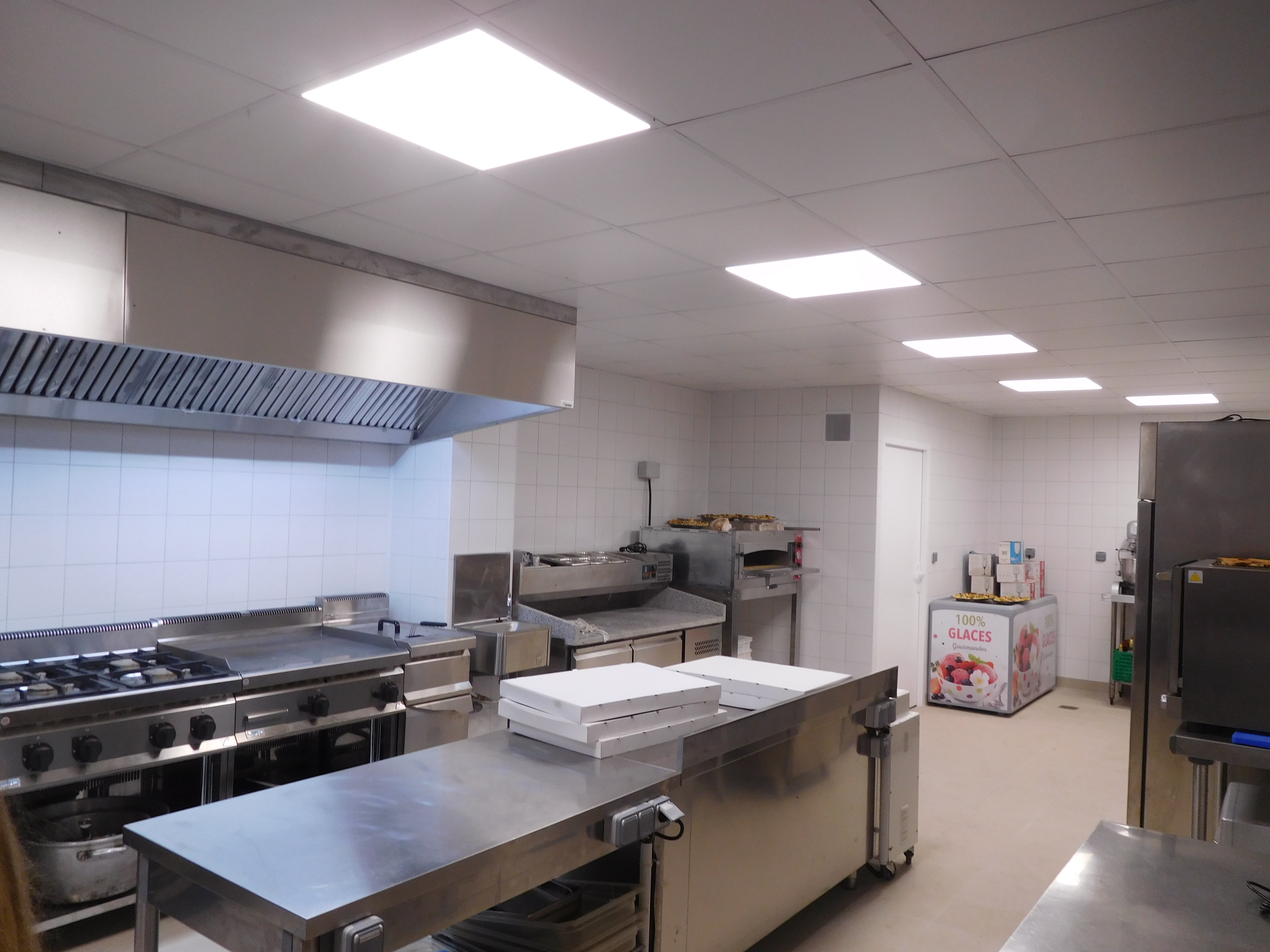 Local commercial neuf a louer en rez-de-chaussée au cœur du village comprenant :
Une salle de restauration accessible au public d’une surface de 121.50 m²
Des sanitaires
Une cuisine fermée à équiper 
Un local à usage de réserve
Une pièce à usage de bureau
Une pièce à usage de vestiaire
Un local poubelle
Une terrasse sur l’arrière non couverte
Local commercial classé en ERP (établissement recevant du public), catégorie 5

Local Actuellement disponible 

Je reste à votre disposition par téléphone pour plus d’informations.