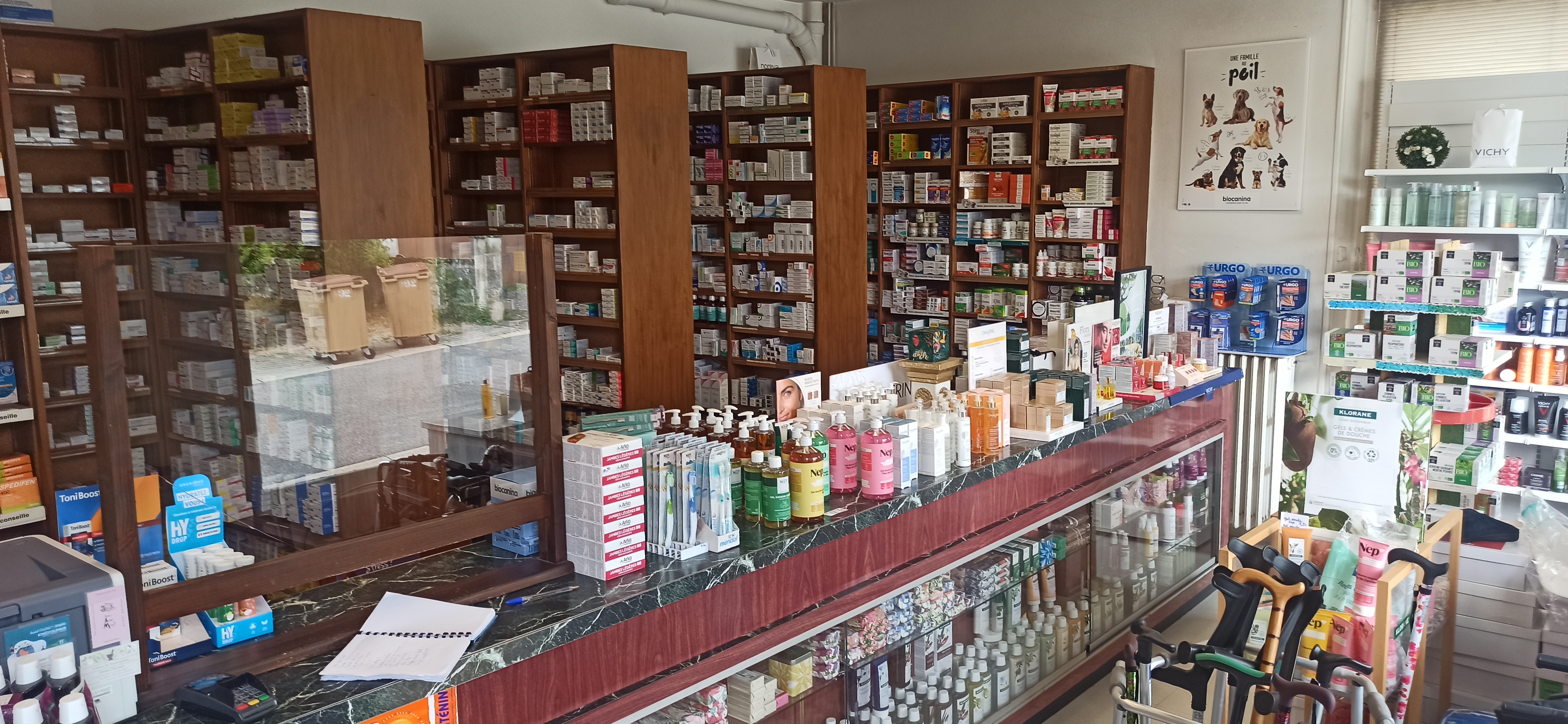 La pharmacie est située en Auvergne, au sud-ouest du département du Puy-de-Dôme, dans une région touristique de moyenne montagne (Massif du Sancy, plateau de l’Artense).

Le titulaire de l'officine cherche à transmettre son outil de travail pour cause départ en retraite.

La pharmacie est située en entrée de bourg, à 100 mètres de la place du village. Elle se situe en face d’une boucherie artisanale qui fait la renommée de ce village de l’Artense.

Cette petite officine rurale, seule du village, ne demande qu'à être développée car elle dispose d’un vrai potentiel. Elle offre une belle opportunité pour l'installation d'un jeune diplômé pharmacien ou un pharmacien en recherche de réinstallation pour prolonger sa carrière dans un secteur doté d'un excellent maillage de professionnels de santé.

La commune bénéficie en effet d'un réseau de professionnels de santé développé : généraliste, infirmiers, kiné, ostéopathe, naturopathe, vétérinaires. D’autres professionnels sont installés dans les communes limitrophes.

La clientèle est agréable, locale et touristique (présence notamment, à proximité de la pharmacie, d’un camping avec piscine, 56 emplacements pour caravanes et camping-cars, 9 mini chalets avec sanitaires du camping et 8 chalets avec sanitaires individuels sur 2 hectares de terrain). 

Bonne rentabilité de l’officine, faibles charges. Le montant de la transaction sera à débattre selon les règles et les pratiques de la profession.

A noter que la commune projette de réhabiliter intégralement un local en centre bourg, dans lequel s’installerait à court terme la pharmacie, jouissant ainsi d’une meilleure visibilité et de locaux totalement rénovés. Possibilité également d’aménager un logement au-dessus de la pharmacie. La commune attend qu’un repreneur soit identifié pour pouvoir construire ce projet avec lui. 
Dans tous les cas, la reprise de l’activité se fera donc au départ dans les locaux actuels. 

Les horaires d’ouverture actuels de la pharmacie sont les suivants : lundi au vendredi : 9h-12h / 14h-19h et le samedi matin de 9h00 à 12h30.

La commune se situe en zone FRR (anciennement ZRR), permettant des exonérations fiscales aux entreprises ainsi que des exonérations de charges patronales.

Bénéficiez également de l’accompagnement de la Communauté de communes Dômes Sancy Artense pour vous aider dans votre projet d’installation : recherche de financements, de logement, etc

Le cadre de vie :
Bienvenue à Bagnols, une charmante commune du Puy-de-Dôme (63) qui offre un cadre de vie idéal pour les jeunes ménages en quête d'espace, d'authenticité et d'une vraie qualité de vie.

Nichée au cœur d’un environnement préservé, la commune vous offre une déconnexion immédiate après le travail. C’est le terrain de jeu idéal pour vos futures randonnées dominicales, vos sorties trail ou simplement pour voir vos enfants grandir au rythme des saisons. 

Bagnols c'est aussi un village à taille humaine où la solidarité et la convivialité existent encore. Vous profitez du calme d'une vie à la campagne tout en restant à proximité des services essentiels, des écoles et des commerces de la commune et des bourgs voisins. C'est le parfait compromis pour concilier travail (au calme et au vert) et vie de famille épanouie.

La commune dispose de tous les services de quotidienneté nécessaires : école primaire, collège à 7km (La Tour d’Auvergne), épicerie (avec dépôt de pain de la boulangerie voisine), boucherie, restaurant réputé, services de santé, ludothèque intercommunale, bibliothèque communale, salon de coiffure et d’un riche tissu associatif. 

La commune dispose de nombreuses exploitations agricoles dont certaines proposant de la vente directe de viande et de fromages. 

Vivre s’installer à Bagnols, c’est également s’offrir un accès privilégié au célèbre Massif du Sancy.
- l’hiver : Les stations de ski (comme Chastreix-Sancy ou La Tour-d'Auvergne) sont à proximité immédiate. Une envie de ski alpin, de snowboard, de ski de fond ou de balade en raquettes ? Vous y êtes en un clin d'œil.
- L’été : Les stations se transforment en paradis du VTT, de la randonnée sur les crêtes. La commune dispose également de nombreux sentiers de randonnée pour découvrir la beauté et les spécificités du plateau de l’Artense. Le lac de La Tour-d'Auvergne, tout proche, vous attend pour des baignades estivales rafraîchissantes.

Votre nouveau projet de vie commence ici.

À Bagnols, oubliez la course contre la montre de la vie citadine et réinventez votre quotidien au cœur d'une nature généreuse. L'Auvergne vous tend les bras, et Bagnols n'attend que vous !