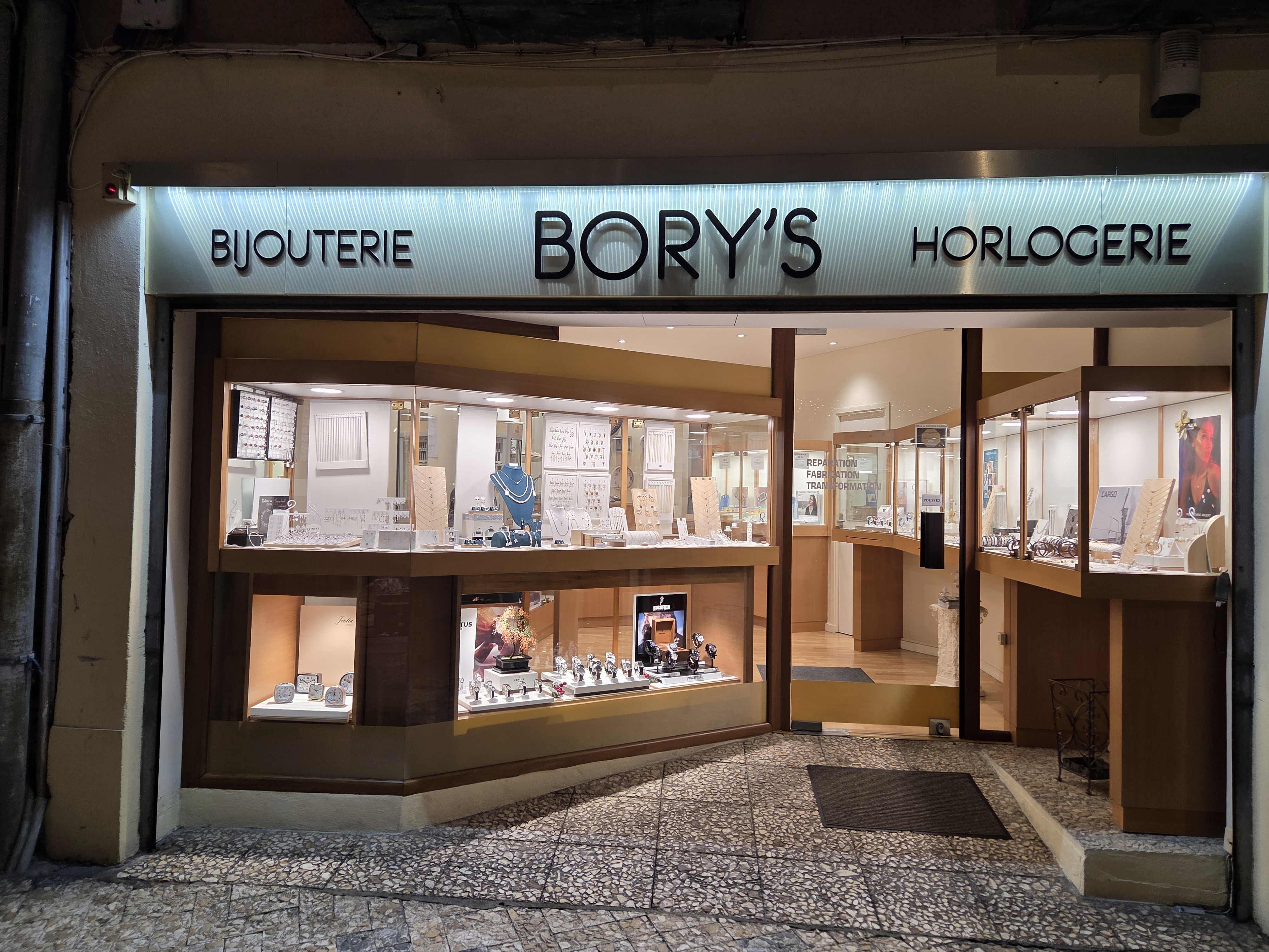 Fond de commerce à céder.
Activité actuelle : Bijouterie/Horlogerie. Possibilités d’autres activités selon le bail.
Local idéalement situé en centre ville de Castres 81100 (Ecusson) dans une rue commerçante animée, à 50 m de la place Jean Jaurès.
Entièrement équipé et sécurisé. Petit loyer. Surface de vente d’environ 25m2 + cave pour atelier et stockage (avec coin sanitaire),
Clientèle existante et fidèle depuis 1999.
Divers outils et matériels pour Bijoux et Montres.
Possibilité d’achat du stock.
Pour plus d’informations, n’hésitez pas à me contacter par message
Curieux s’abstenir