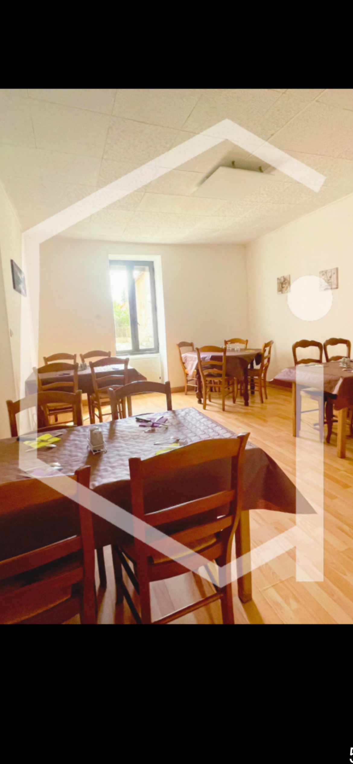 Vends fond de commerce, 90 m² ( cause changement d’activité) situé au cœur du bourg, vivant et fréquenté.Le commerce se situe sur l’artère principale du village avec parking ,terrasse, excellente visibilité et passage constant .A proximité, épicerie, banque postale , école ….
SEUL ET UNIQUE BAR lieu de vie et de convivialité, un pilier de la vie locale. 
Le fond possède une salle bar ,une salle de restauration (activité à développer 20 couverts )ainsi qu’une pièce d’office, une cave et une cour mitoyenne.
Loyer 594ht/mois ,chauffage gaz 400€/an, électricité 150€/mois
Zone rurale possibilité d’exonération de certains impôts pour 5ans ( à confirmer)
