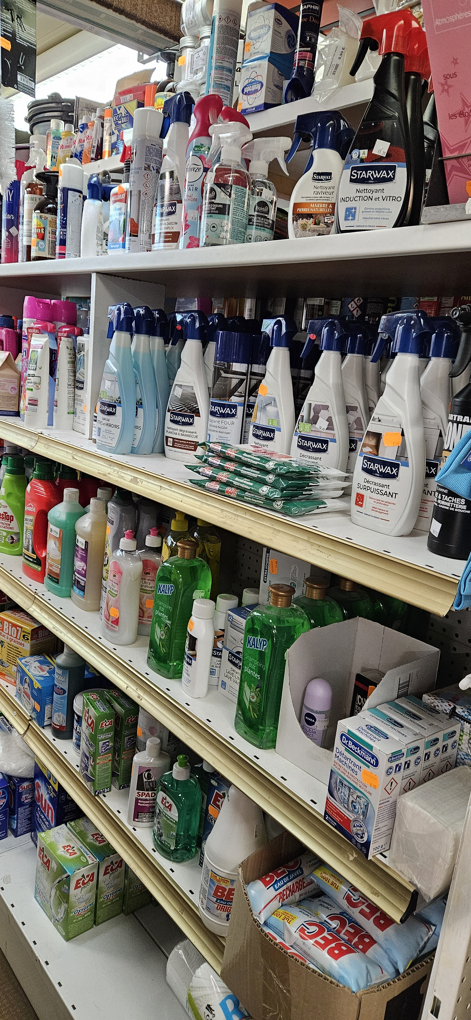 A vendre fonds de Commerce Cause retraite Mars 2027

Commerce situé dans un village classé parmi  « Les Plus Beaux Villages de France »
Village médiéval au cœur de la Bourgogne, à 2H de Paris offrant un patrimoine  architectural remarquable, riche de par ses commerces, ses artisans, ses artisans d'art, sa vie associative, ses services et infrastructures, ses marchés, ses festivals musicaux ...
Commune classée ZRR

Activité diversifiée garantissant une rentabilité pérenne  : Quincaillerie, Droguerie,  Souvenirs, Cadeaux, Gaz, Jeux, Jouets, Jardinerie, Pêche, Papeterie, Bijoux, Librairie

Surface de vente 120m2. Réserve 200m2
Loyer faible : 710€ mensuel
Stationnement facile et gratuit
Fermé Dimanche Lundi jours fériés et 3 semaines de congés par an
Aucun personnel à reprendre
Accompagnement possible à la reprise

Projet de reprise idéal pour un couple.
Prix du fonds 260 000€ hors stock