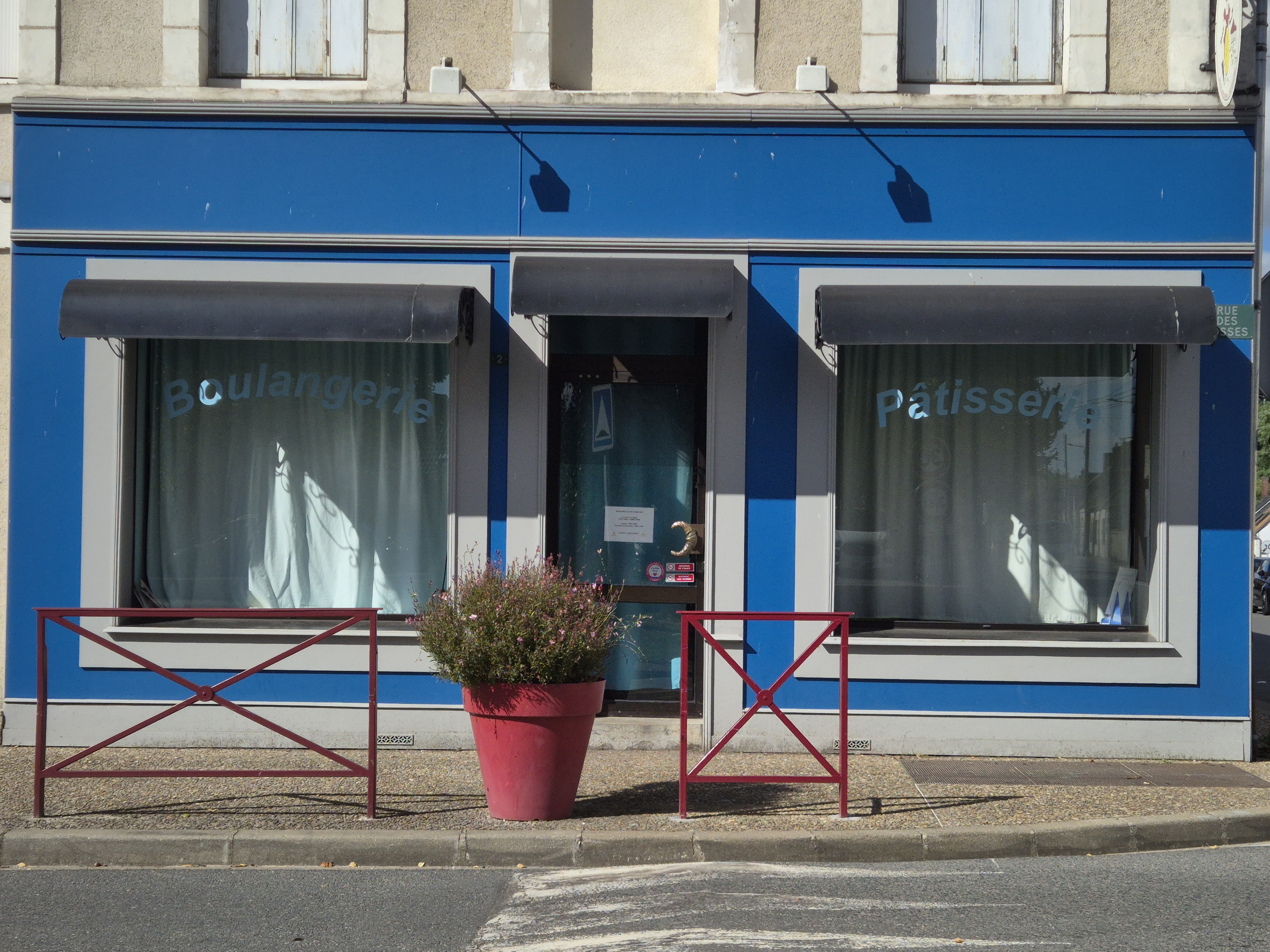 Proche Romorantin-Lanthenay, affaire à saisir, comprenant 1 espace commercial de 170m2 (boutique + laboratoire).  Four mixte à fioul et 1sole électrique acheté en 2020. 
Clientèle fidèle, et région de chasseurs. Bonne rentabilité.
Prix à négocier ensemble.

Possibilité de logement à l étage 125m2 à l'étage (4chambres,2 salle de bain,salon, salle à manger, cuisine et cour intérieure).

Le bâtiment où se situe la boulangerie est également en vente.  Totalité de 333m2. Avec cour intérieure et grand garage, appartement, réserve, bureau, sanitaire...240000euros.

Le tout négociable ! 

Nous sommes présents et ouverts à toutes propositions. 
Et pouvons être à disposition pour 1 année pour aider à  l installation et la mise en route d un(e) jeune boulanger(e).