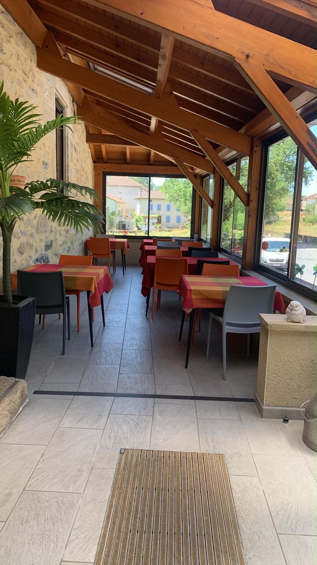 Vente des murs d’un ancien hôtel de 7 chambres et d’un ancien restaurant avec 3 chambres d’hôtes et un appartement de fonction de 100m2 et 4 chambres + grand salon. Terrain arboré de 2000m2 avec emplacements de parking privatifs!
Fermé actuellement à reprendre totalement mais sans aucun travaux à faire, équipement complet inclus.