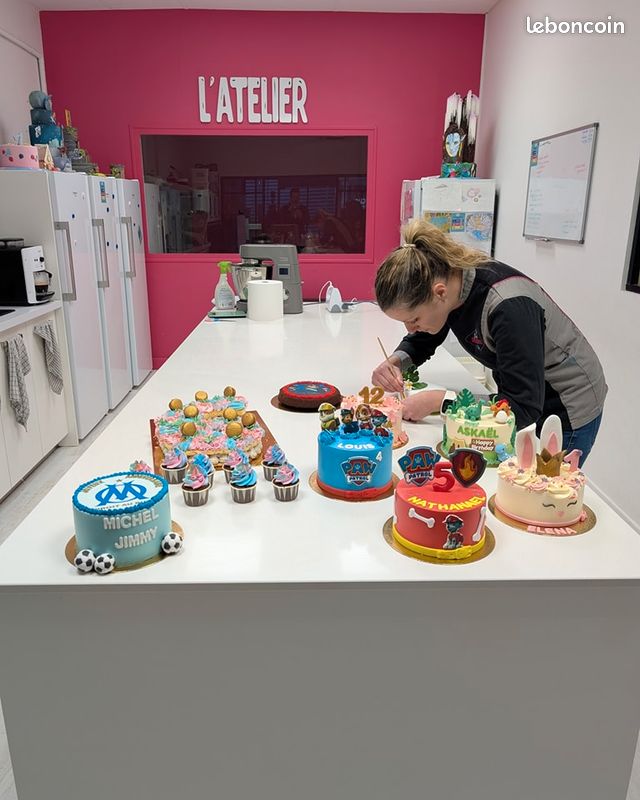 Vous rêvez d’entreprendre dans la pâtisserie créative ? Ne manquez pas cette opportunité unique de reprendre la boutique Sweet Délices d’Albi, un concept alliant gâteaux personnalisés, ateliers de pâtisserie et vente d’ustensiles et ingrédients spécialisés.

Pourquoi cette vente ?
Aujourd’hui, la boutique d’Albi est la dernière à être encore détenue en propre par le siège. Dans une logique de développement en franchise au niveau national, la marque Sweet Délices souhaite désormais confier cette boutique à un franchisé local passionné, comme c’est déjà le cas pour les 11 autres implantations en France.

Un concept rentable, clé en main :
Ouverte en décembre 2022 (3 ans d’activité)

Chiffre d'affaires en constante progression :
Année 1 (10 mois) : 95 000 € TTC
Année 2 : 138 000 € TTC
Année 3 (objectif) : 155 000 € TTC
Objectif à 5 ans : 225 000 € TTC minimum

Loyer avantageux : 1 200 €/mois TTC jusqu’en sept. 2025, puis 1 440 € TTC

Équipe actuelle :
1 manager à 35h/semaine
1 salariée à 28h/semaine

Prix de vente du fonds de commerce + matériel : 75 000 €
En sus :
Stock estimé à 8 000 €
Droit d’entrée dans le réseau franchise : 10 000 € (au lieu de 15 000€ pour les nouveaux adhérents)

Inclus dans la cession :
Formation de 3 semaines dans le réseau Sweet Délices
Accompagnement personnalisé d’1 mois après reprise
Site internet complet : boutique en ligne, Click & Collect (Drive), réservation d’ateliers, demande de devis en ligne pour gâteaux personnalisés

Pourquoi rejoindre Sweet Délices ?
Un réseau national de 11 franchises
Un concept reconnu, en forte croissance depuis 2016
Un accompagnement structuré et humain
Une clientèle fidèle et passionnée

Une opportunité d'entreprendre avec un investissement raisonnable dans un univers créatif

Faites de votre passion votre métier et rejoignez l’aventure Sweet Délices !
Contactez-nous pour recevoir le dossier complet et échanger sur cette opportunité.