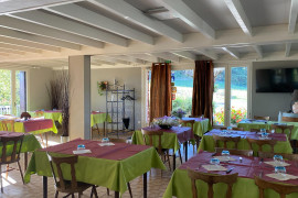 La commune de Montézic, située dans le Nord Aveyron en région Occitanie propose à la reprise un restaurant rénové (travaux d'économie d'énergie, assainissement, électricité, cuisine, menuiserie).
Le lieu est prêt à accueillir son futur exploitant. Nous recherchons un(e) repreneur(se) expérimenté dans la restauration disponible pour un démarrage rapide.

Pourquoi Montézic ? Charmante commune rurale d’environ 250 habitants, Montézic bénéficie d’une situation privilégiée avec une clientèle fidèle et variée :

- Ouvriers sur chantiers / barrages hydroélectriques (projet Montézic 2)
- Clientèle locale et  résidences secondaires
- Touristes et visiteurs de passage en saison

À propos de l’établissement :

Établissement reconnu et apprécié sur le territoire
grand parking inclus dans le crédit bail
Clientèle acquise et faible concurrence locale
Dernier restaurant de la commune

Capacité d’accueil :

Terrasse panoramique d’environ 50 couverts
Salle de restaurant de 60 couverts
Salle de bar
Salle de restaurant privative pour réunion déjeunatoire

Chiffres clés :

Chiffre d’affaires moyen : 260 000 €
Affaire rentable et saine

Des perspectives de développement intéressantes :

Chantier d'envergure de 2026-2035 sur la commune (jusqu'à 250 ouvriers)
activité traiteur à créer (pour le chantier)
Développement de l’activité d’hébergement:  chambres à louer
Travailler sur la communication digitale et locale
Valorisation d’événements ou soirées thématiques

Conditions de reprise :

Cession du fonds de commerce 75k€
Acquisition des murs (y compris la licence IV) sous forme de crédit bail
Loyer du crédit bail: 1583€ mensuel sur 20 ans avec 1er loyer de 20 K€ (possibilité de levée d’option au bout de 10 ans).  
Possibilité de logement sur place

Vous souhaitez vous installer dans un cadre de vie agréable, dynamique et participer à la dynamique d’un village  ?

Cette opportunité est faite pour vous !