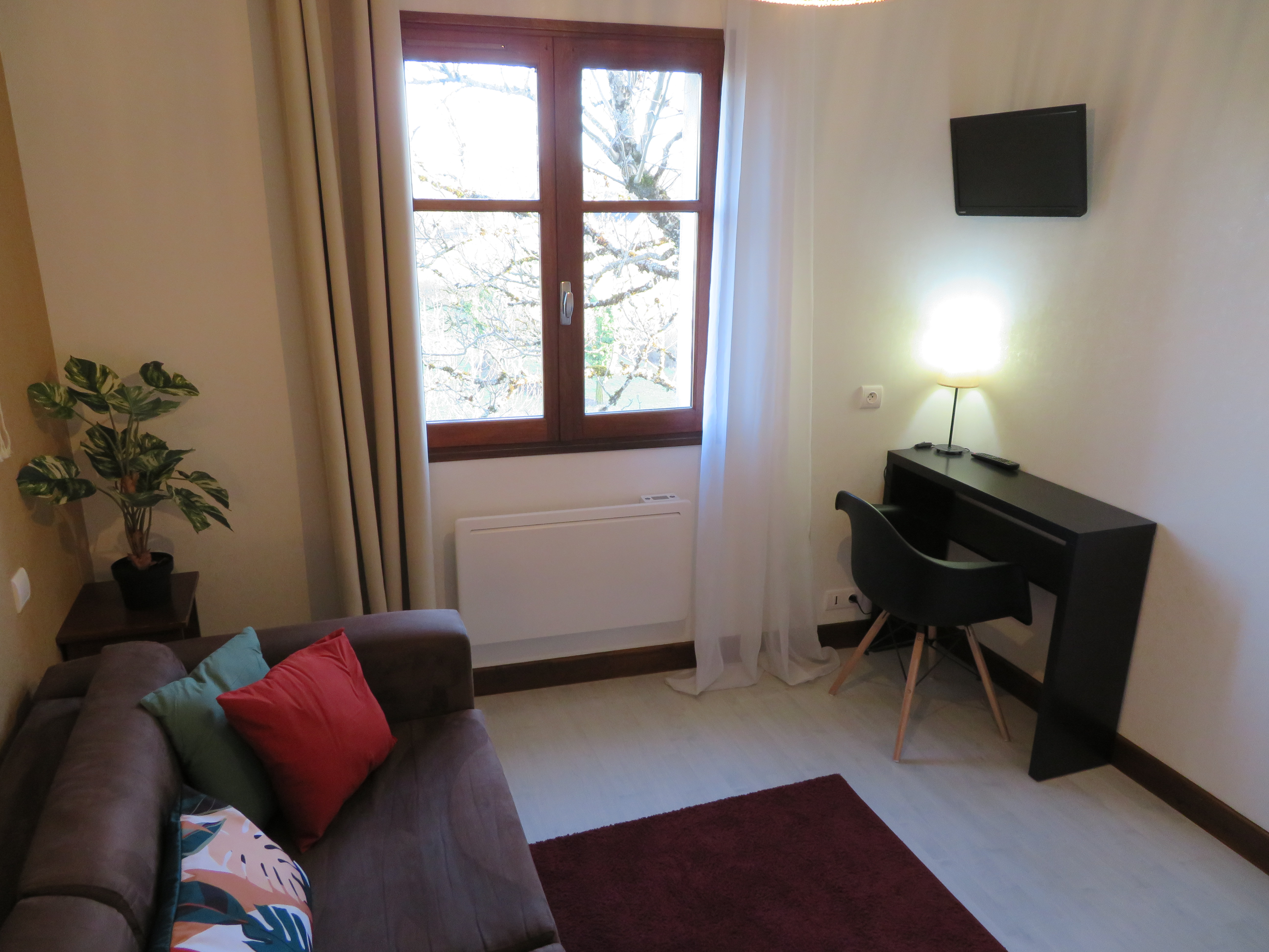 À vendre – Fonds de commerce Restaurant & Chambres d'hôtes
Auberge d'Ici et d'Ailleurs – Cressensac (Lot)

Saisissez l'opportunité de reprendre un établissement de caractère, bénéficiant d'une excellente notoriété (Anciennement RESTAURANT POQUET, exploité pendant ±40 ans) et idéalement situé au carrefour du Lot, de la Corrèze et de la Dordogne, à proximité immédiate de l'autoroute A20, de Brive-la-Gaillarde et de l'aéroport Brive Vallée de la Dordogne.

L'Auberge est exploitée dans un environnement agréable et touristique, qui séduit aussi bien une clientèle locale, professionnelle que de passage.

L'activité comprend :
- Un restaurant chaleureux proposant une cuisine maison élaborée à partir de produits frais et de saison.
- Une salle de restaurant de 30 à 50 personnes, conviviale permettant d'accueillir une clientèle variée tout au long de l'année.
- une salle bar, servant pour le petit déjeuner accueillant 14 personnes.
- une salle de réception ±40-50 personnes, actuellement non exploitée
- Une terrasse agréable, pour 20-30 personnes, très appréciée durant la belle saison.
- 5 chambres d'hôtes confortables, permettant de loger 14 personnes, générant un chiffre d'affaires complémentaire et fidélisant une clientèle touristique et professionnelle.
- Un jardin et des espaces extérieurs offrant un cadre reposant.
- Un parking à proximité avec borne de recharge pour véhicules électriques.

L'établissement bénéficie d'une clientèle locale, d'une excellente réputation (4.6 sur Google) et d'une présence bien établie sur les plateformes de réservation (8.8 sur Booking) et les réseaux sociaux. (Présence actuellement suspendue)

Un fort potentiel de développement

De nombreuses pistes permettent encore de développer l'activité :

- élargissement des horaires d'ouverture ; actuellement que les midis, fermé le mercredi
- développement de l'activité chambres d'hôtes ;
- accueil de groupes, autocaristes et séminaires ;
- organisation d'événements (soirées à thème, repas de famille, anniversaires, mariages, réceptions...) ;
- développement de prestations de traiteur ou de vente à emporter.

Grâce à son emplacement privilégié sur un axe très fréquenté reliant Paris au sud de la France et à la proximité de sites touristiques majeurs tels que Rocamadour, le Gouffre de Padirac, Collonges-la-Rouge, Martel ou Sarlat, cette affaire offre une activité régulière avec un fort pic de fréquentation en saison. Et bénéficie des festivaliers lors du festival Ecaussystème pour le logement durant tout le week-end, réservation 1 an à l'avance.

Cette auberge représente une opportunité idéale pour une reconversion, un couple de professionnels ou des restaurateurs souhaitant reprendre une affaire saine, immédiatement exploitable et offrant de belles perspectives d'évolution.

Dossier complet, chiffres et renseignements complémentaires disponibles sur demande.