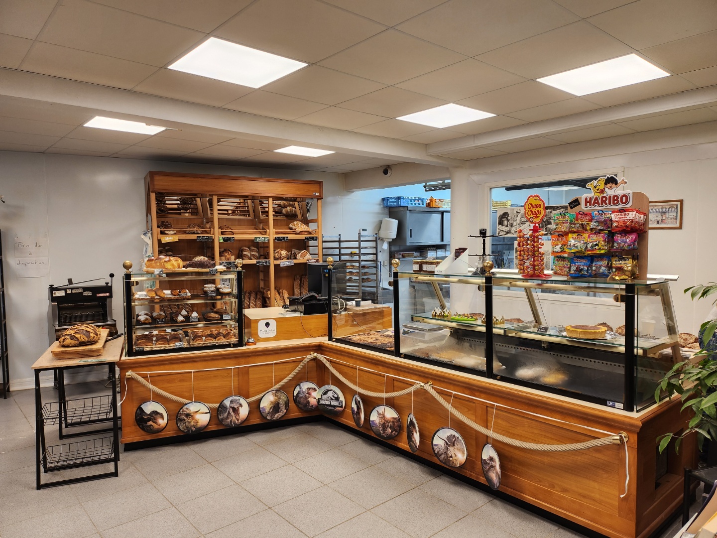 Cause départ à la retraite la Mairie de Ploéven recherche un repreneur pour sa Boulangerie-Pâtisserie-Epicerie.
Cette boulangerie, proche de l’école, est située dans le cœur du village de caractère de PLOÉVEN, commune littorale labélisée Commune du Patrimoine Rurale de Bretagne dans le Finistère, à 3 minutes de la baie de Douarnenez. Ce joli commerce a tous les atouts pour conserver et développer l’activité qui existe depuis 16 ans.
Le fonds de commerce est à vendre 100 000 euros avec un agencement fonctionnel et un équipement de matériel professionnel de qualité, ouvert sur le magasin. La boulangerie-pâtisserie a été créée en collaboration avec la commune de Ploéven en 2008.
L'établissement présente un réel potentiel de développement en pâtisserie et en snacking. 
La mairie met en location le bâtiment pour un loyer de 857,55 euros, loyer qui se décompose de la manière suivante :
-	Partie commerce 200 m² : 595,48 euros mensuel
-	Appartement T2 45 m² (1 pièce de vie, 2 chambres et 1 salle de bains) : 262,07 euros mensuel.
La boulangerie donne sur un grand parking, idéal pour le stationnement.
Un accompagnement technique pour la reprise du commerce est possible.
Pour tout renseignement sur le fonds de commerce, merci de téléphoner à M ou Mme BERGER au 06.12.25.84.59
Pour tout renseignement relatif à la location, merci de contacter la Mairie aux horaires d’ouverture au 02.98.23.05.31 du lundi au vendredi de 9h00 à 12h00.
CAP Boulangerie et/ou Pâtisserie sont requis.
Les dossiers de candidatures accompagnés d’une lettre de motivation et d’une présentation du parcours professionnel sont à adresser par mail ou par courrier à la Mairie : 
10 rue de la Mairie - 29550 PLOEVEN
mairie@ploeven.fr