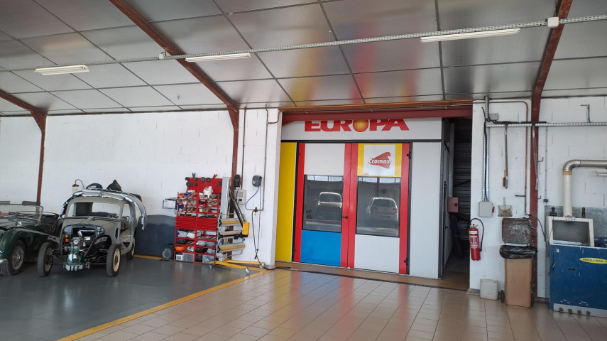 Opportunité rare dans le Morvan !

Le garage POLYAUTO, implanté à Lormes, est à vendre (murs + fonds de commerce).

✅ Entreprise saine et reconnue depuis 1992
✅ Activité spécialisée en carrosserie & peinture
✅ Nombreux agréments assurances (≈ 80 % du CA)
✅ Carnet de commandes complet sur 6 semaines
✅ Clientèle fidèle sur un rayon de 30 km (Château-Chinon, Corbigny, Ouroux-en-Morvan…)

🔧 Atelier de 700 m² entièrement équipé
🔧 Cellule de ponçage récente (2014)
🔧 Aucun investissement à prévoir

👥 Équipe en place : 1 gérant + 2 salariés

📈 Chiffre d’affaires moyen : 540 000 € à 630 000 €
💰 Résultat moyen sur 3 ans : 39 000 €

📍 Environnement rural dynamique où l’automobile est essentielle au quotidien

📌 Potentiel de développement (location de véhicules possible)

💼 Cause de la vente : départ à la retraite

Prix : 
Fonds de commerce : 280 000 €
Murs : 320 000 €