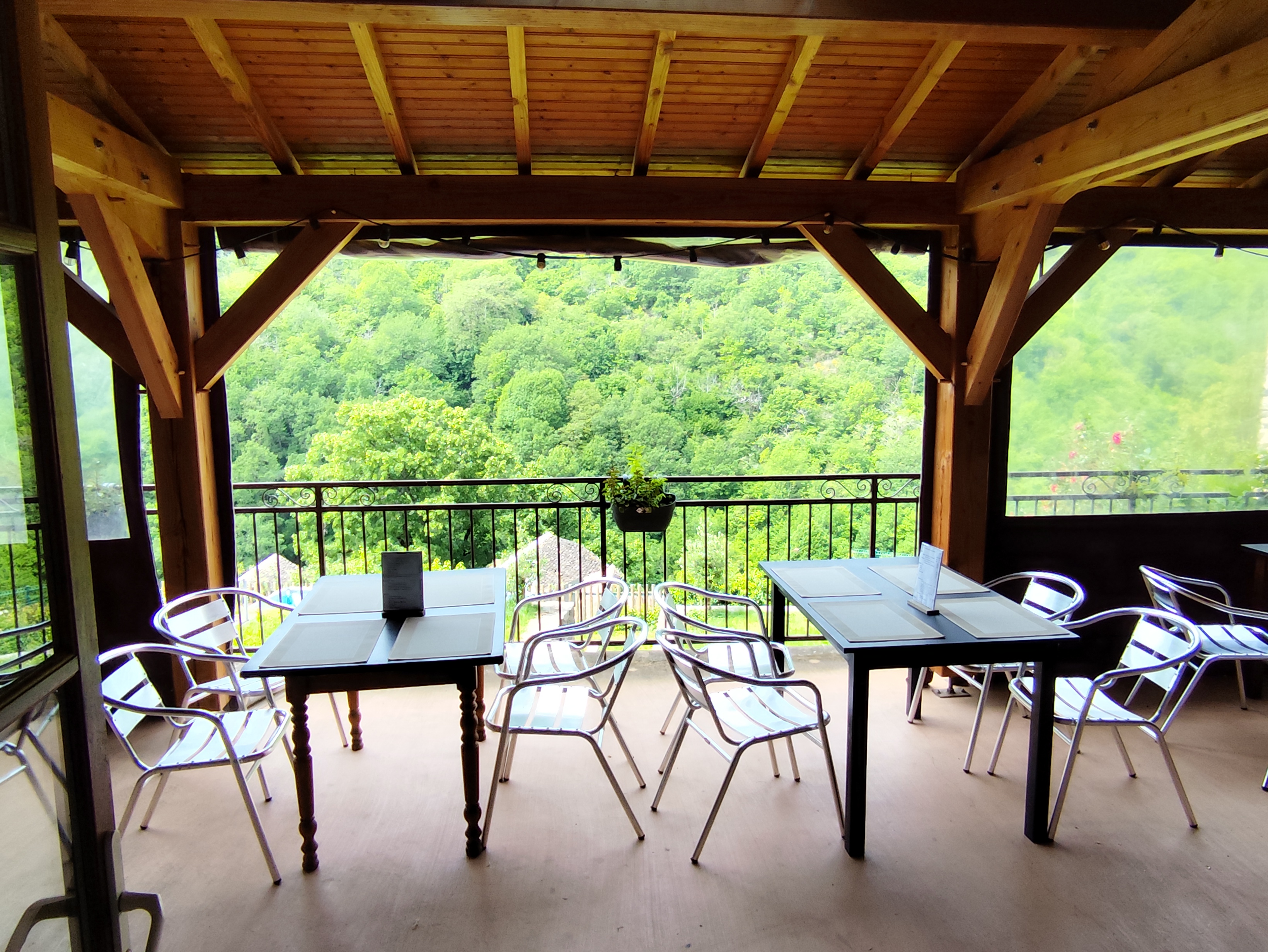 A vendre Auberge dans un petit village d'Aveyron (classé Village remarquable) dans les Raspes du Tarn.
Vend cause santé.
L'Auberge est idéalement placée sur le tracé du GR736 (entre Millau et Albi), offrant une clientèle de randonneurs toujours plus nombreuse surtout d'Avril à juin et de septembre à octobre.
Les gîtes sont appréciés par les vacanciers en juillet et août, notamment par le calme, la nature et la piscine.
Grâce aux 2 barrages hydroélectriques à proximité, cela amène une clientèle ouvrière notamment pour les repas du midi.
Le restaurant peut accueillir une trentaine de personnes en salle et une vingtaine en terrasse.

L'Auberge dispose de 3 gîtes : 
- le premier dans le bâtiment principal, peut accueillir jusqu'à 8 personnes (3 chambres doubles, 2 wc, 2 salles de douche, cuisine équipée)
- le second dans le bâtiment principal, peut accueillir jusqu'à 3 personnes (1 chambre en mezzanine, 1 canapé lit, salle de douche/WC, kitchenette)
- le troisième dans le bâtiment en bas du jardin, actuellement en rénovation pourra accueillir jusqu'à 4 personnes.
Il y également un terrain de bivouac avec des sanitaires neufs à coté de la piscine.

Le loyer de l'Auberge est de 602€.

Possibilité de loger sur place (appartement 3 chambres 80m² au 1er étage) loyer 328€.

Les écoles sont à 15 min, ramassage scolaire assurer devant l'église.
Le collège de secteur est Saint-Affrique, arrêt de car à 10min en voiture.

Idéal pour un couple voulant une affaire atypique dans un cadre idyllique

Pour plus de renseignement, n'hésitez pas à nous contacter.