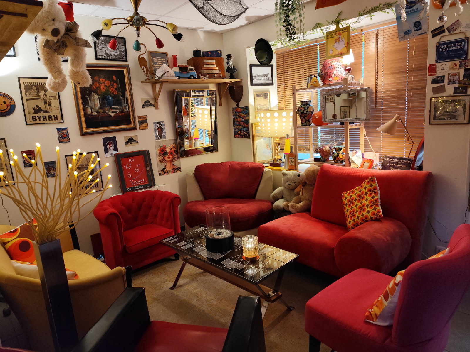 L'heure de la retraite a sonné ! Bar, Restaurant en Centre Bretagne, zone touristique.
Belle clientèle fidèle.
Affaire à développer, ouvert 4 jours/semaine, congés 7 semaines/an. Grand parking. Loyer faible 406€/mois (activité et logement 100m2), jardin 500m2.
Exonération sur l'impôt des sociétés pendant 5 ans.