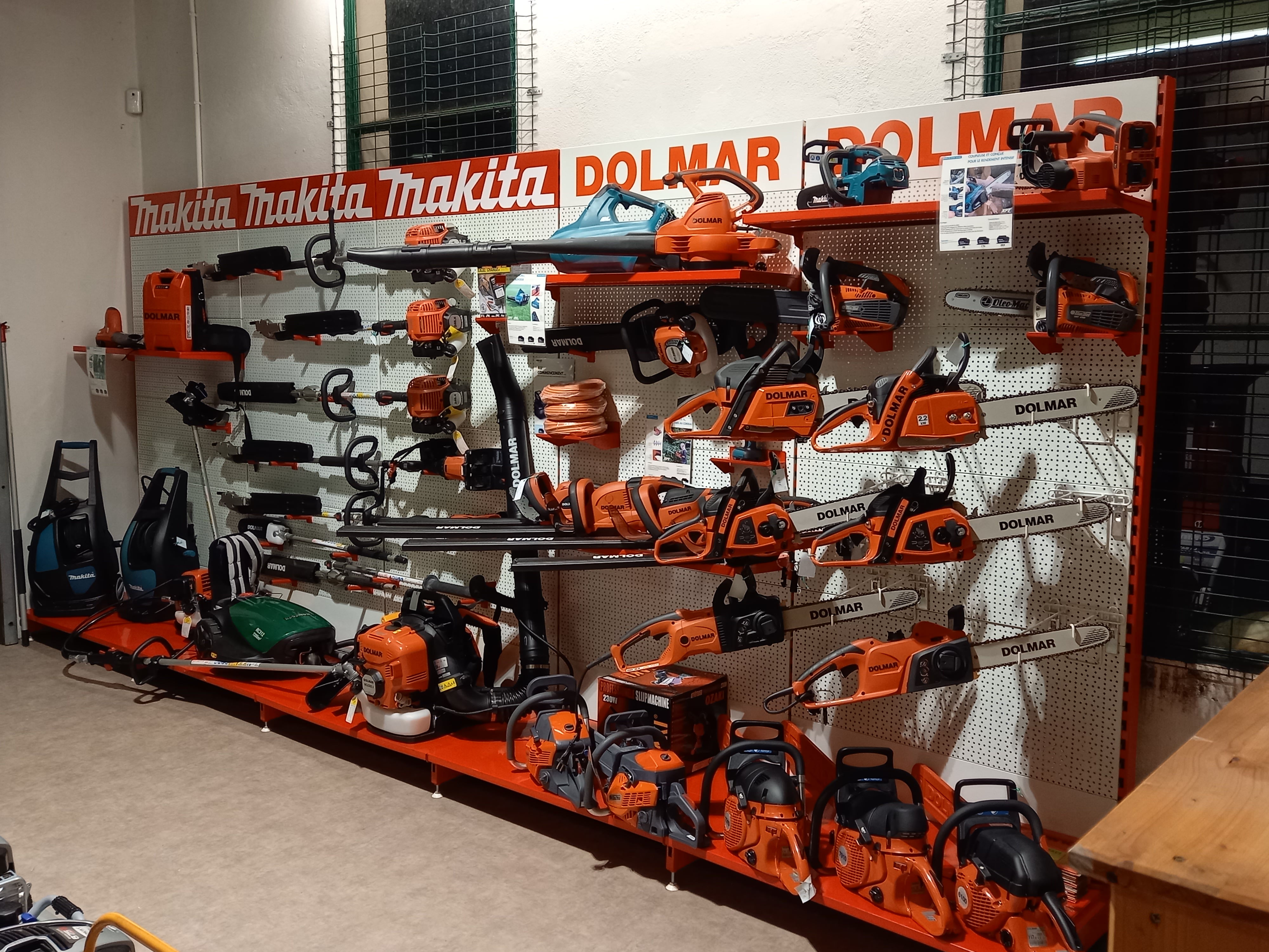 Fonds de commerce en motoculture de plaisance à vendre sur Groisy

Magasin + atelier SAV – Groisy, pays de Filière 

⭐ Opportunité rare : commerce de motoculture reconnu depuis près de 18 ans, bénéficiant d’une clientèle fidèle et d’un emplacement stratégique à Groisy près d'une déchetterie, d'une jardinerie et d'un supermarché.

Le commerce est spécialisé dans la motoculture de plaisance, comprenant la vente, l’entretien et la réparation de matériel pour le jardin et les espaces verts.

L'entreprise dispose d’une forte notoriété locale et d’une clientèle d'environ 5000 personnes régulière de particuliers, de collectivités et de professionnels.


🔧 Activité
Le commerce développe une activité complète autour de la motoculture :
🌿 vente de matériel de motoculture
🔧 entretien et réparation (atelier SAV)
🧰 vente de pièces détachées
⛽ Vente de consommables, huiles, carburant, fil de débroussailleuse, protection...
🚜 La location de matériels, tondeuse, motobineuse, broyeur, scarificateur...

Distribution de marques reconnues du secteur telles que Echo, Makita, Cub Cadet, Segway, iseki, sabre France ainsi que d’autres marques professionnelles.

📍 Le local
Local commercial d’environ 140 m² comprenant :
🛍 espace magasin
🔧 atelier de réparation équipé
📦 zone stockage
🔩 Zone pièces détachées


Le site dispose également :
🚗 parking privatif avec zone de déchargement 
👀 excellente visibilité commerciale
📍 emplacement sur un axe très fréquenté environ 12000 voiture par jour.
💰 Loyer mensuel : 1257 € ttc

👨‍🔧 L’équipe
L’activité fonctionne actuellement avec un mécanicien expérimenté et une vendeuse, disposant de nombreuses années d’expérience dans la motoculture.

⭐ Les points forts
✔ entreprise reconnue depuis 2009
✔ clientèle fidèle et régulière
✔ emplacement stratégique avec forte visibilité
✔ atelier SAV opérationnel
✔ activité complète : vente, entretien et pièces détachées
✔ potentiel de développement en rajoutant un poste de mécanicien.

💰 Conditions de vente
💶 Prix du fonds de commerce : 70 000 €
📊 Chiffres d’affaires et informations complémentaires sur demande.
🤝 Accompagnement possible lors des premiers mois afin de faciliter la transmission de l’activité.

📩 Pour plus d’informations, n’hésitez pas à nous contacter.
📨 Premier contact souhaité via la messagerie.

motoculture, motoculture de plaisance, magasin motoculture, fonds de commerce motoculture, atelier motoculture, réparation tondeuse, réparation tronçonneuse, réparation débroussailleuse, vente tondeuse, robot tondeuse, tracteur tondeuse, tondeuse autoportée, matériel jardin, matériel espaces verts, matériel forestier, magasin jardinage, reprise commerce, reprise entreprise, commerce Haute Savoie, commerce pays de Filière, Iseki, John Deere, Echo, Oleo Mac, Weibang, Sarp, Segway, Briggs & Stratton, Kawasaki, Snapper, Cub Cadet, MTD, Roques et Lecoeur, Grin, Makita, dolmar, Kohler, Ferrari, tondeuse thermique, tondeuse batterie, robot tondeuse, débroussailleuse, tronçonneuse, taille haie, souffleur, motobineuse, motoculteur, broyeur végétaux, matériel jardin