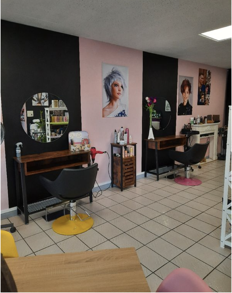 Après une vie entière à coiffer les autres, c'est au tour des ciseaux de prendre leur retraite !

Vends fonds de commerce d'un salon de coiffure mixte, véritable institution du quartier depuis 1975. Bénéficiez d'une clientèle fidèle et d'un emplacement stratégique à deux pas de l'école, la mediatheque, la maison de la santé, le kiné et la pharmacie.

Ce qui vous attend :

Un salon clé en main : 5 pièces fonctionnelles (caisse, toilettes, cuisine, laboratoire, salon) équipées de tout le nécessaire (climatisation réversible, bacs massants, postes de coiffage...).

Un emplacement de choix : Parking gratuit et accès direct au salon.
Une clientèle fidèle : Profitez d'une réputation solide et d'un carnet de rendez-vous bien rempli.

Pourquoi saisir cette opportunité ?

Un investissement sûr : Reprenez un commerce établi dans un quartier dynamique.

Un potentiel de développement : Adaptez le salon à votre image et proposez de nouveaux services.

Une nouvelle vie professionnelle : Devenez le nouveau maître des ciseaux et écrivez la prochaine histoire de ce salon emblématique.

N'attendez plus pour donner une nouvelle jeunesse à ce salon ! Contactez-moi pour organiser une visite et discuter de ce projet passionnant.