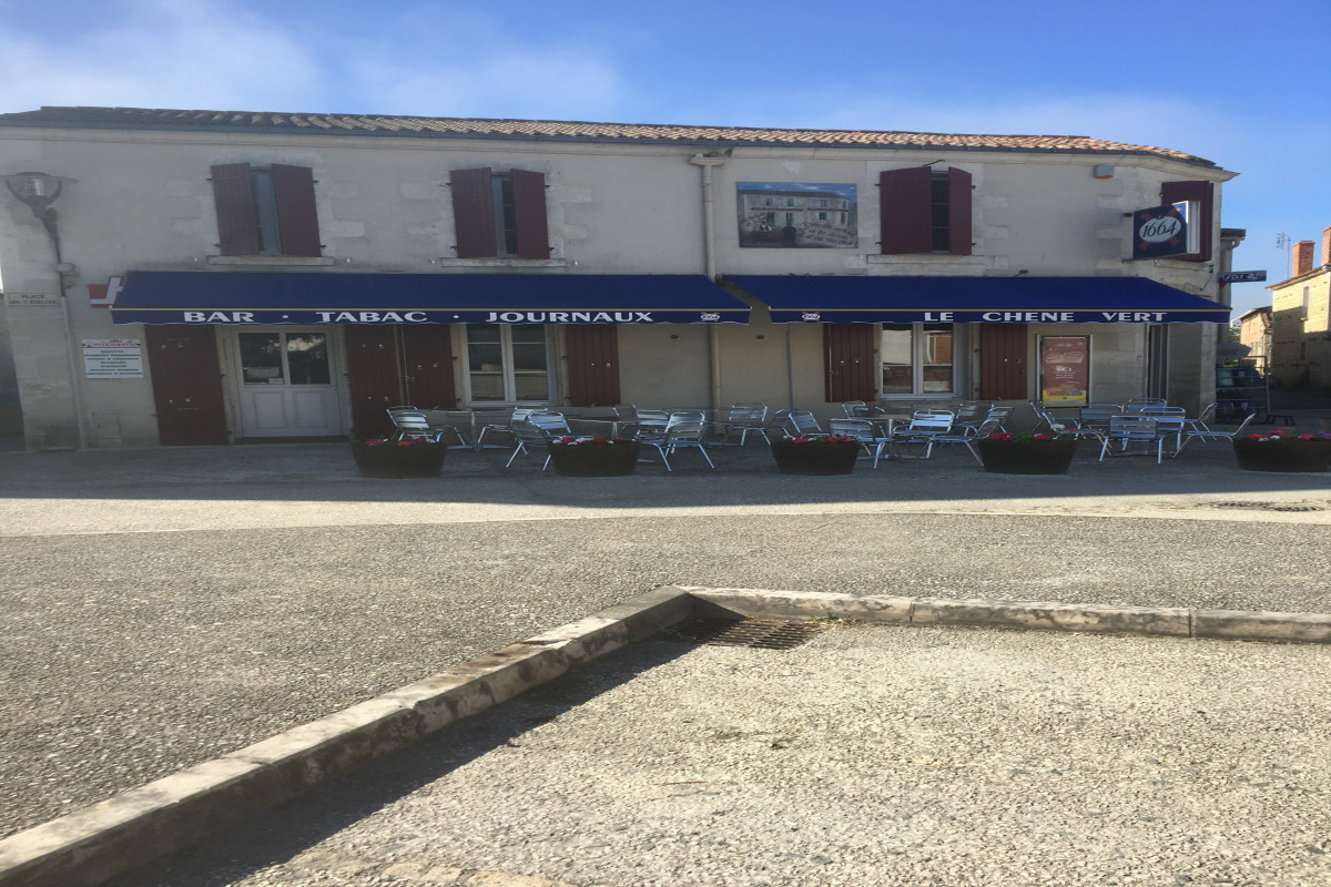bar tabac FDJ petite epicerie de depannnage gaz petite restauration a emporté etablissement tres bonne etat zone touristique dans le marais poitevin terrain de camping embarquadere centre de vacances boulangerie ect.. prix du fond 115,000 plus murs 135,000