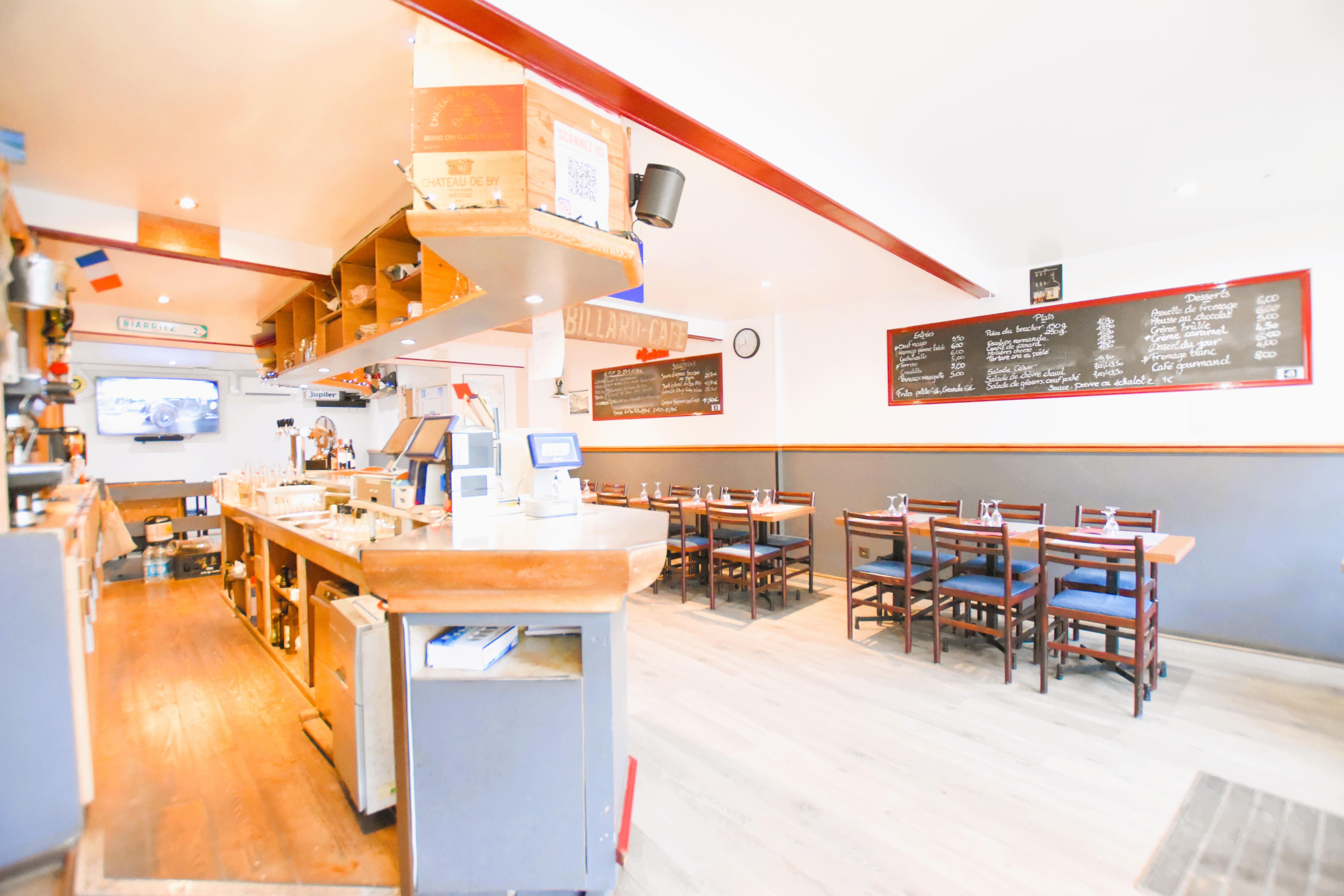 Situé au cœur des Molières à proximité immédiate de Limours, sur un axe passant bénéficiant d’un flux estimé à 10 000 véhicules par jour, David et Kim vous présente une opportunité rare pour un repreneur souhaitant exploiter un établissement stable avec un fort potentiel de développement.

- Surface totale : 93 m²
- Salle : 68 m²
- Capacité : 50 couverts
- Licence IV incluse
- FDJ active
- Bail commercial 3/6/9
- Loyer annuel : 17 400 €
- Stationnement immédiat
- Visibilité directe depuis l’axe principal
- Normes PMR

Exploité depuis plus de 12 ans, l’établissement bénéficie d’une clientèle mixte (locale et de passage) et d’un emplacement central structurant au sein de la commune.

Le modèle actuel repose sur une exploitation maîtrisée avec un chiffre d’affaires stable.
Des leviers de développement évidents existent :

✔ Extension des horaires
✔ Développement de la restauration
✔ Activation possible PMU
✔ Création d’un débit de tabac (sous réserve autorisations), la mairie est d'accord pour la création du débit de tabac et l'exploitant peut vous accompagner dans les démarches
✔ Organisation d’événements via l’espace communal adjacent

La Licence IV constitue un actif stratégique valorisable indépendamment.

- Prix de cession : 99 000 € HAI
Positionnement cohérent au regard :

- de la stabilité d’exploitation

- de la localisation

- du flux routier

- du potentiel non exploité

Accompagnement possible dans les démarches administratives, n'hésitez pas à nous contacter pour tout complément d'information.

Une opportunité rare sur le secteur de la Vallée de Chevreuse — idéale pour développer votre activité dans un environnement dynamique, à fort passage et recherché.

Contactez dès maintenant votre DUO présent depuis plus de 10 ans et expert de la Vallée de Chevreuse : David & Kim - BLB Immobilier
Disponibles 7J/7 au 06.74.63.97.71 / 06.76.08.50.55 • david@blbimmo.fr • kim@blbimmo.fr

Informations sur les risques (ERP) : www.georisques.gouv.fr
Annonce rédigée sous la responsabilité de Mr ANTONIO David, RSAC Versailles n° 795 063 999.