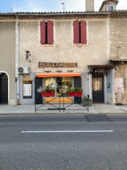 Village vaucluse près de nyons et vaison la romaine vend boulangerie avec ou sans logement  4 chambres cuisine équipée et cours village agréable avec commerce restaurant café tabac et école  pour autre renseignement à voir ensemble