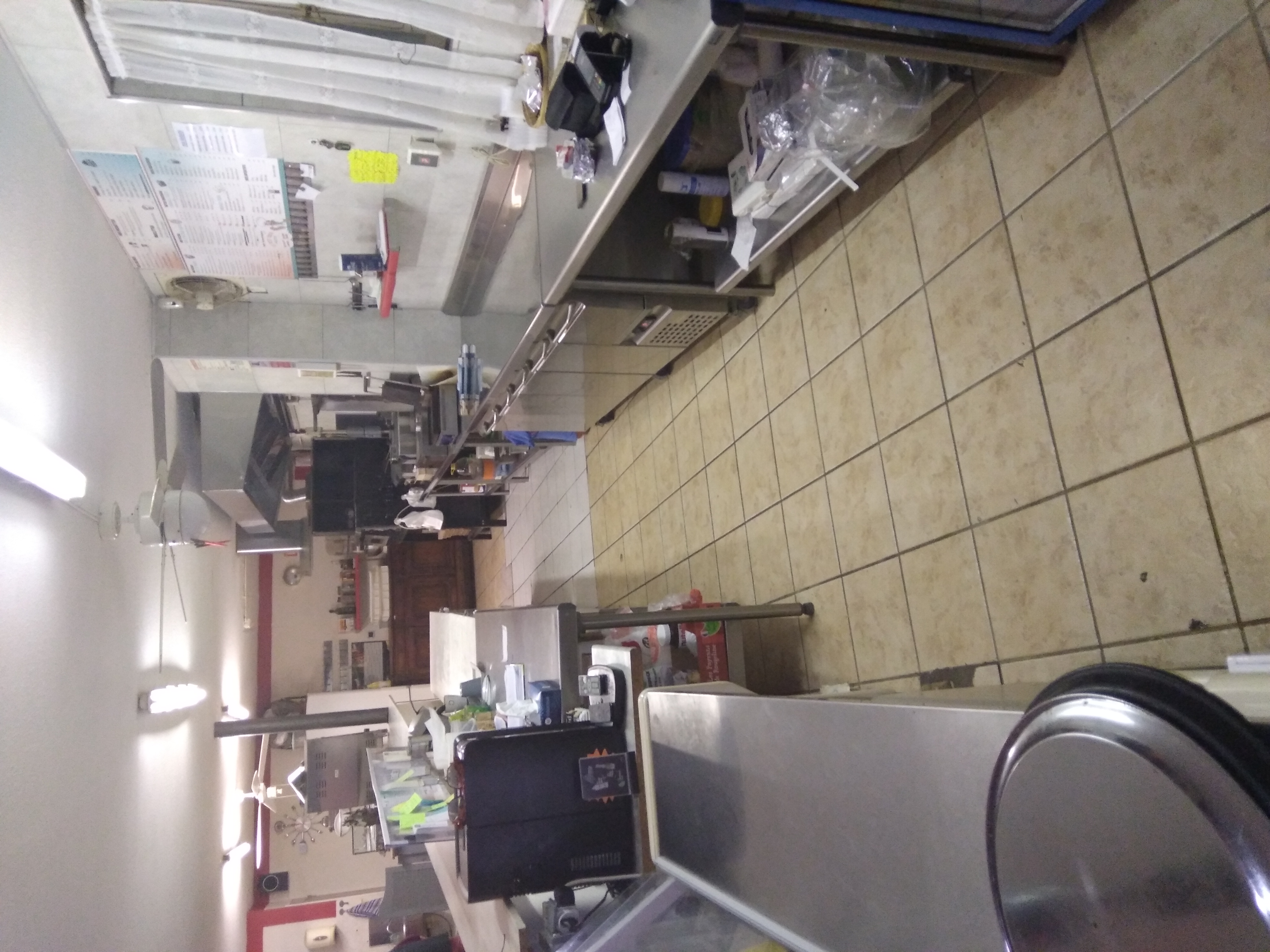 Cause retraite je vend mon fond de commerce dans les Pyrénées orientale de type restauration rapide pizzeria snack kebab créer en 2010 bien équipé. Ce bien ce situe au cœur du village face à la mairie, école, église. Parking,  licence 3, 30 places assises,  livraison sur huit villages alentours. Il y'a une pièce de repos ou de stockage de 40 m2 avec SDB,  WC , évier cuisine,  ouvert à l'année le soir , possibilité d'augmenter le c.a en ouvrant le midi. A 1/4 heure des plages et une demi heure de l'Espagne Perthus. Bail 3/6/9 renouvelables. Loyers 910 euros. Prix de vente à débattre. Possibilité d'acheter les murs commerciaux séparément.