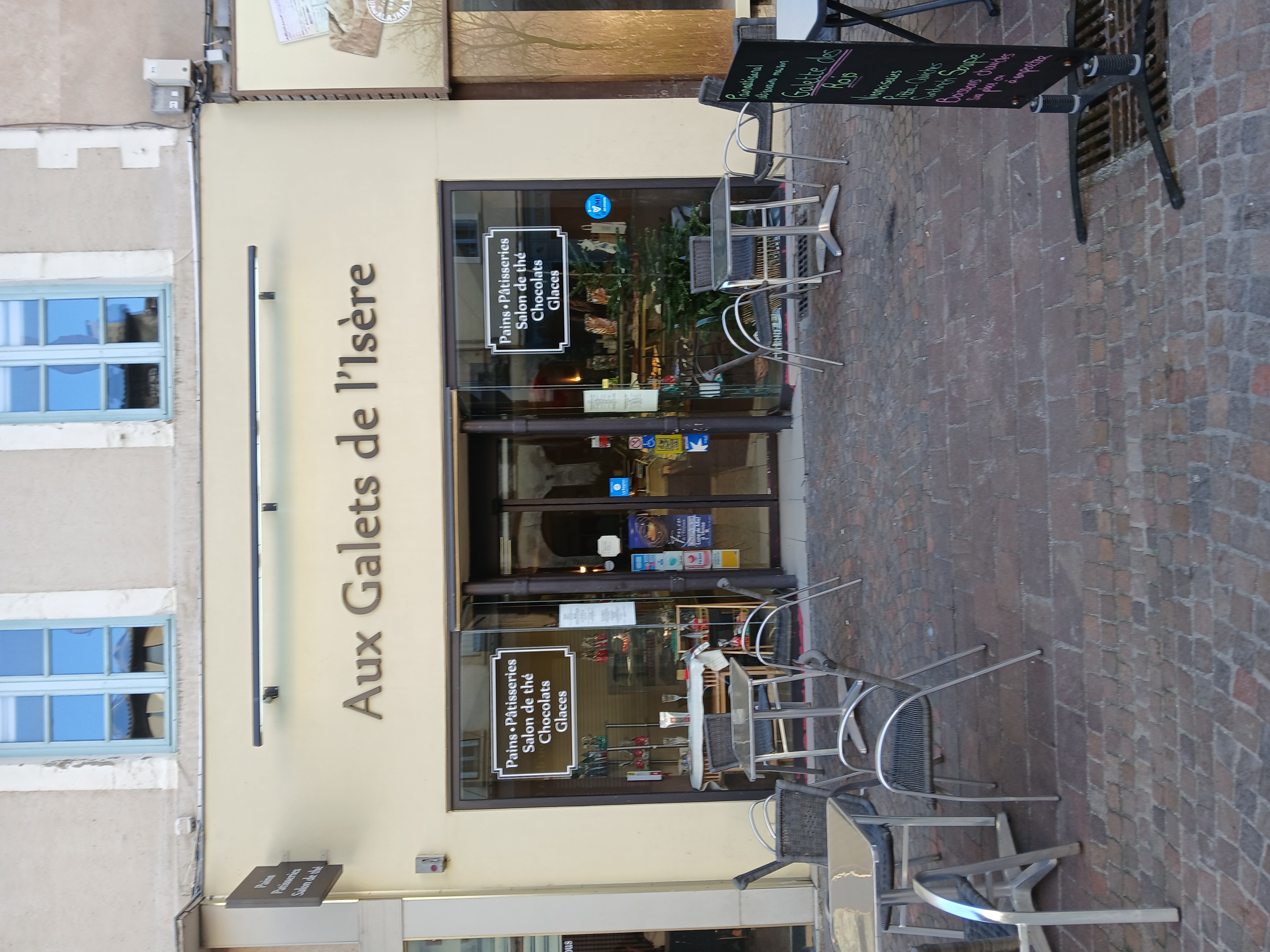 Pâtisserie, boulangerie, salon de thé, glacier, chocolatier.
Fond de commerce situé dans le centre historique, sur une place pietonne avec terrasse. Quartier en pleine dynamisation, pas de concurence proche mais de nombreux restaurants  et autre commerces. Gros marché le dimanche matin. Nombreuses animations (concert, 14 juillet, fête de la musique...) qui permetent des ouvertures en nocturne.  
Clientèle fidèle depuis 23 ans.