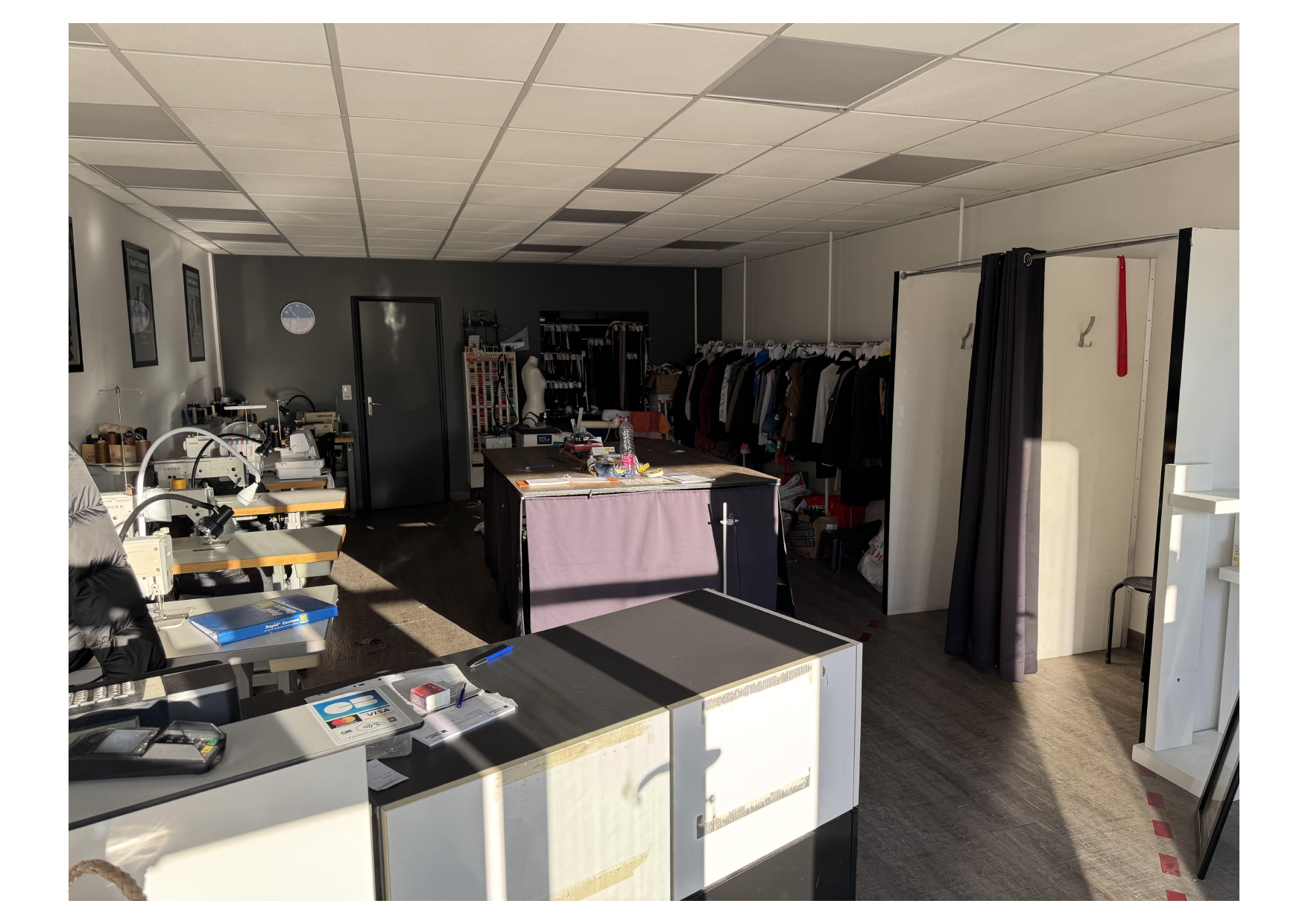 35 ans d'expérience • Clientèle fidélisée • Emplacement premium

✅ POINTS FORTS DE L'AFFAIRE

Ancienneté & réputation : 35 ans d'existence avec clientèle fidèle établie
Position de leader : Référence locale en retouches textiles
Emplacement stratégique : Zone commerciale dynamique de Langueux
Diversification services : Retouches + confection rideaux/voilages + travaux couture

💼 ACTIVITÉS & SERVICES

Retouches textiles tous types (vêtements, cuir, etc.)
Confection sur mesure : rideaux, tentures, voilages
Travaux d'habillement spécialisés
Réparations textiles diverses

🏢 LOCAL & ÉQUIPEMENTS

Situé en zone commerciale attractive
Passage client régulier garanti
Matériel professionnel inclus
Aménagement fonctionnel optimisé

💰 OPPORTUNITÉ D'INVESTISSEMENT
Prix : 60 000€
