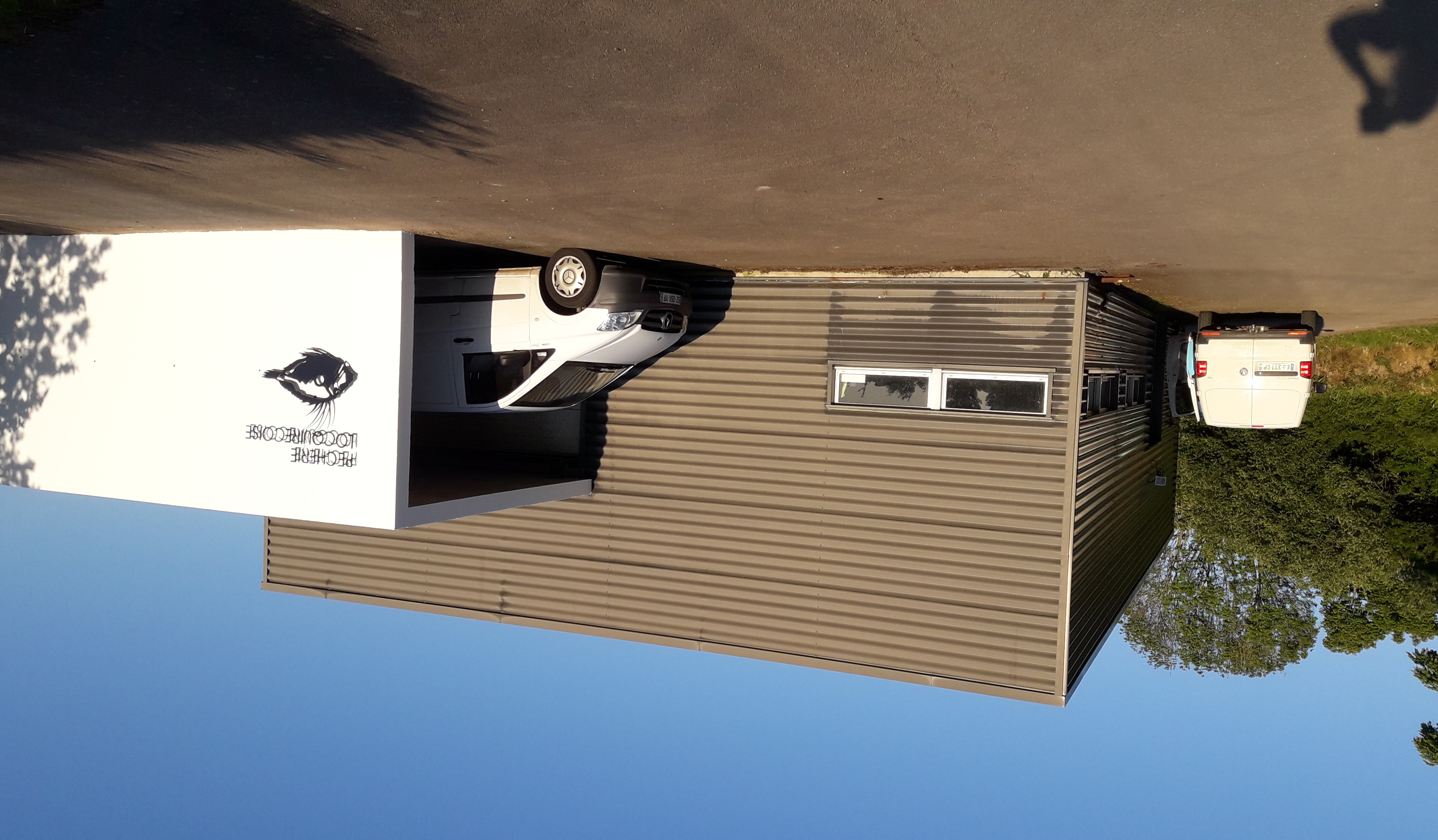 Poissonnerie – Traiteur

Cause retraite, à reprendre sur la commune de Plestin Les Grèves, fonds de commerce d’une très belle Poissonnerie-Traiteur, renommée, ainsi que sa tournée de marchés, ses clients restaurateurs et écoles locaux.

L'entreprise possède 2 établissements : 

•	Un point de vente implanté au cœur du bourg de Plestin-les-Grèves constitué d'un magasin de 60 m², 1 laboratoire de 30 m², ainsi que 30 m² de réserve. Le local est équipé du matériel suivant : un frima 6 niveaux, un Vario Cooking Center, une cellule de refroidissement avec moteur déporté et silencieux ,3 frigos, une chambre froide, un lave ustensiles professionnel, une vitrine traiteur, 1 étal à poisson réfrigéré, une chambre froide, 1 vivier de 900 l, des balances aux normes.

•	Un atelier de 160 m² situé dans la zone artisanale de Locquirec permettant le stockage et la transformation des produits dans de bonnes conditions d'hygiène et de gestion des déchets sans nuisance pour le voisinage. Cet atelier entièrement équipé comprend une zone de transformation filetage, 1 local cuisson avec un steamer inox gaz (cuiseur) de 150 litres, 2 grandes chambres froides, un local à déchets réfrigéré, 2 viviers de 1500 l, 1 vivier de 1200 l, 1 vivier de 1100 l, 2 viviers de 300 l, une machine à glace Maja 1 T/j programmable.

Le matériel roulant est récent et entretenu :
•	1 Vito, 2 Transporteurs, 1 Crafter
•	1 remorque Sofinox pour faire les marchés

Des possibilités de logement sont offertes et inclues dans le loyer du bâtiment de la poissonnerie :

•	Un logement de fonction à l'étage de la poissonnerie de 120 m² et un espace de stockage au grenier de la même surface (maison entière sur 3 niveaux)

•	La mise à disposition d'un mobil-home de 30 m² avec 2 chambres pour le logement des saisonniers

Cette affaire est saine et bénéficie d'une forte notoriété au plan local du fait de son ancienneté. La clientèle est fidèle et régulière

Plusieurs pistes de développement sont à explorer :
-	Développer le segment restauration (Plougasnou à Plougouven) avec une livraison une fois par semaine
-	Développer la fumaison en rajoutant 2 containers derrière l’atelier
-	Faire de la conserve en investissant dans des nouveaux locaux près de l’atelier

L'équipe comporte 6 personnes plus l'exploitant

Le prix de vente est de 450 000 € pour le fonds de commerce, le prix de vente des murs de l'atelier est de 170 000 €, le loyer pour la maison entière incluant la poissonnerie et de 1 800€ hors taxes (comprenant le logement de fonction).

La dirigeante actuelle accompagnera le repreneur s'il le souhaite.