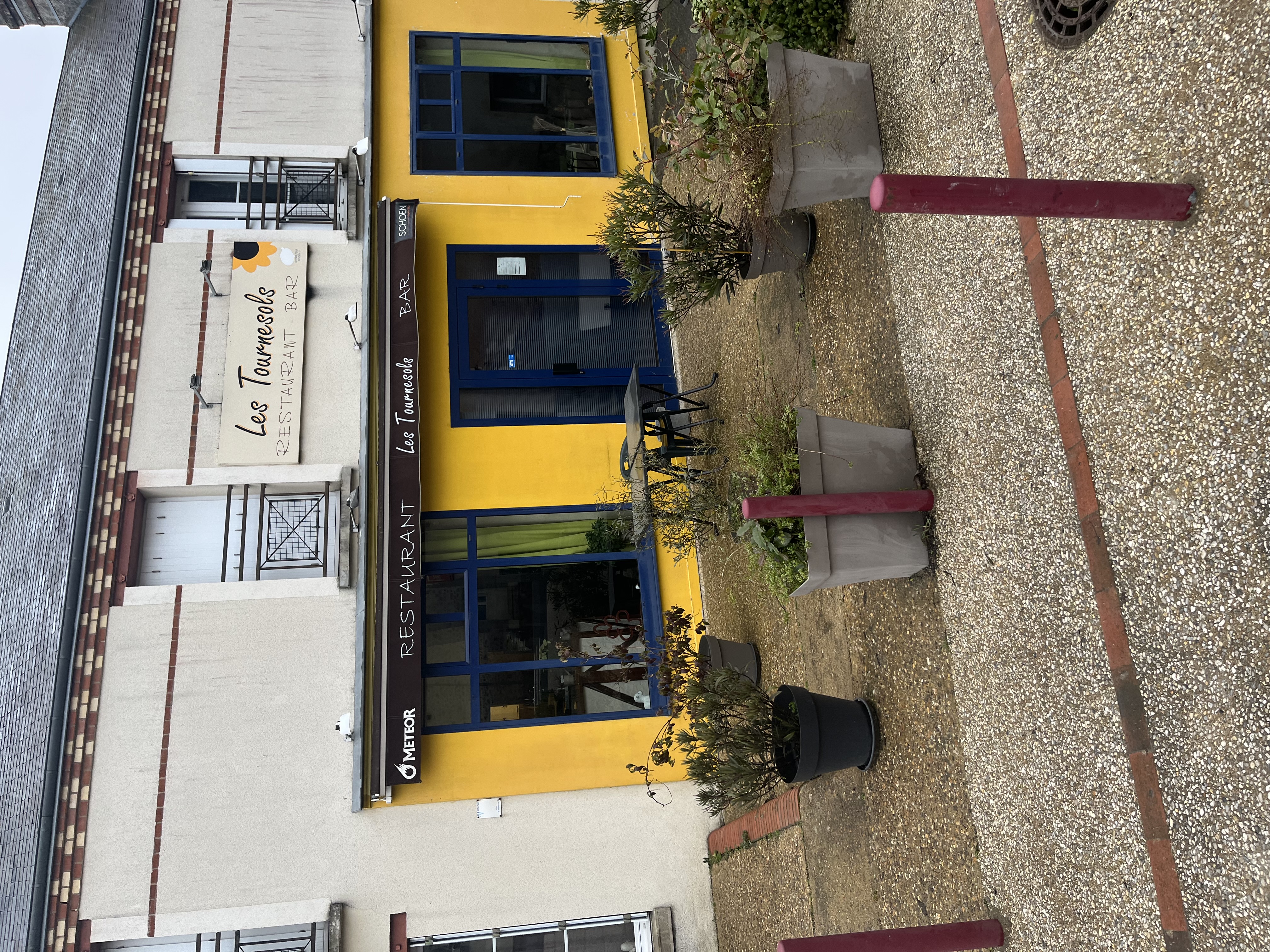 A vendre cause retraite bar restaurant à Danzé sur l axe Orléans-Le Mans dans un village de 700 habitants proche Vendôme.
Clientèles  d ouvriers et d habitués , ouvert du Lundi au Vendredi midi, à développer le week-end .
fermeture vacances de Noel et trois semaine e Aout
40 places en salle plus 20 places en terrasse, matériel en bon état.
Loyer de 523€ (le murs appartenant à la communauté de commune)
Possibilité de louer l appartement au dessus pour un loyer de 460€
idéal pour un couple de professionnel.
N hésitez pas à me contacter