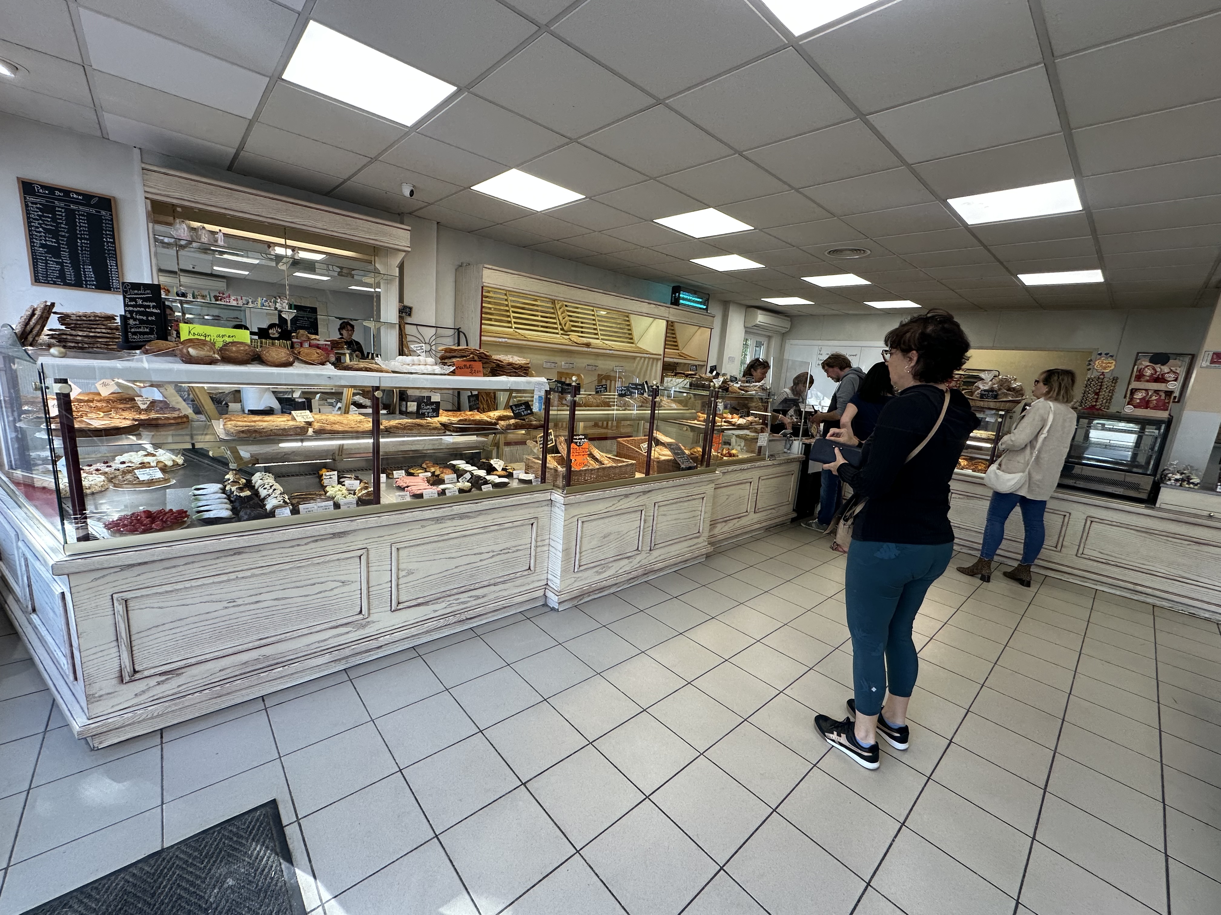 Vente cause retraite affaire tenue plus de 40 ans très bon chiffre d affaire.possibilité de développement dans le snacking  et pâtisserie loyer modéré  tel 0768766793