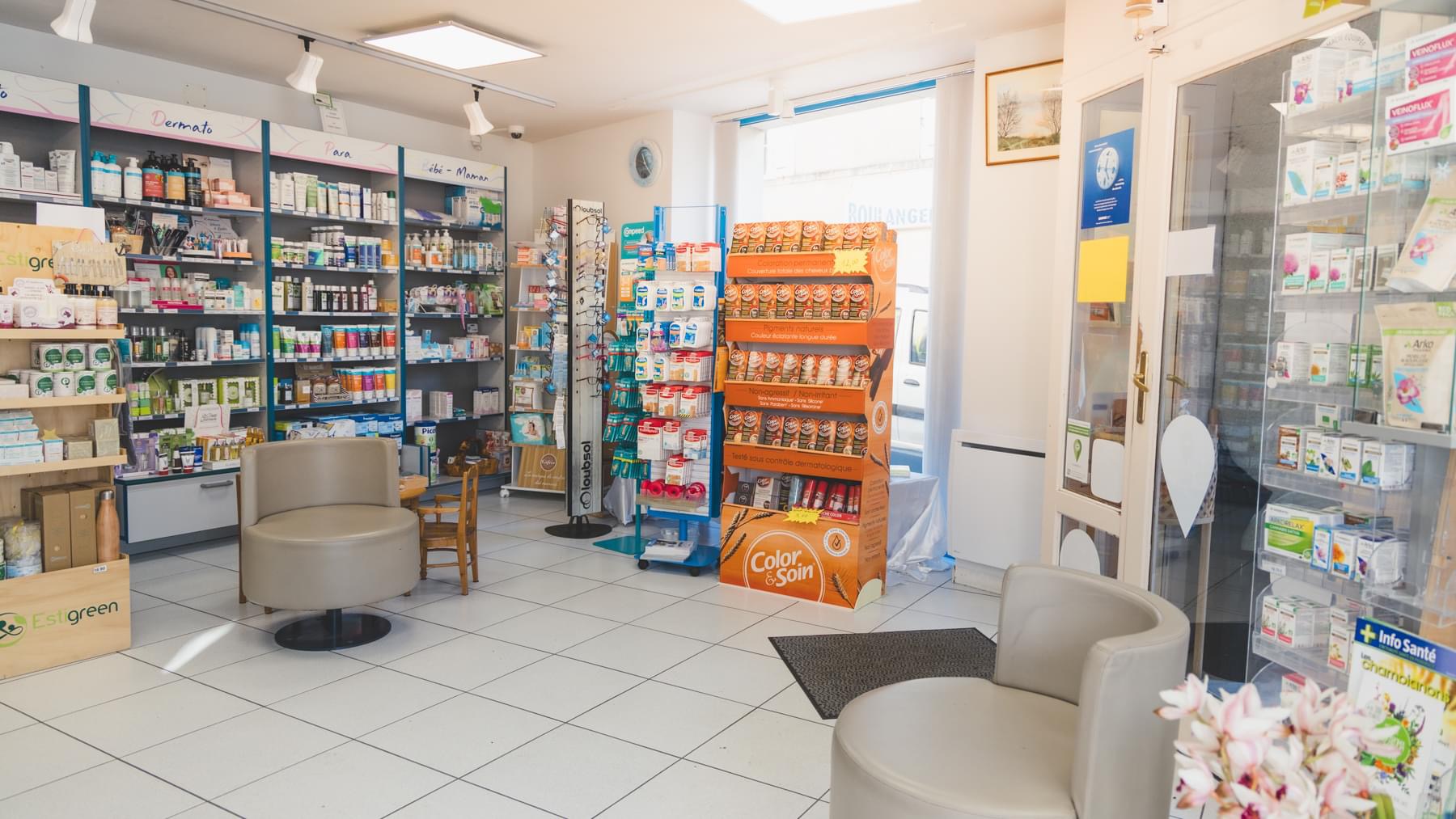 PHARMACIE à VENDRE située sur la Commune de Brossac. Ce village dynamique et accueillant bénéficie d'un emplacement stratégique qui attire une clientèle fidèle et diversifiée, composée d'habitants des villages environnants ainsi que de nombreux visiteurs.
Le village dispose d'une infrastructure solide : un cabinet médical avec un médecin, trois infirmiers et un kinésithérapeute, une école primaire et maternelle, ainsi qu'un tissu associatif actif. Ces atouts participent à la vitalité du village et à la prospérité de ses commerces.
Reprendre cette pharmacie, c’est choisir une affaire en pleine santé, dans un cadre paisible et convivial, avec la garantie d’une clientèle fidèle et d'une activité soutenue.
Caractéristiques principales :
    Surface totale de l’officine : 120 m² de plain-pied, avec 30 m² dédiés à l'accueil des clients.
    Deux comptoirs (voir photo).
    Chiffre d'affaires annuel : 1 million d'euros.
    Fréquentation moyenne : 70 clients par jour.
Nous sommes équipés d'une borne de téléconsultation neuve.

Conditions de vente :
    Fonds de commerce : prix négociable.
    Location des murs : 
    Pour faciliter l'installation du repreneur, un loyer réduit peut être envisagé durant les deux premières années.

Option d'achat :
L'ensemble du bâtiment est également disponible à la vente. Il comprend, en plus de la pharmacie, un appartement T4 à l'étage, ainsi qu’un double garage et une véranda indépendante, offrant ainsi une opportunité unique de concilier vie professionnelle et personnelle dans un environnement privilégié ou d’investir dans un bien immobilier pour en dégager un revenu locatif intéressant. 
Cette belle opportunité ne manquera pas d'intéresser les pharmaciens à la recherche d'une qualité de vie exceptionnelle, associée à une activité rentable et durable.
N’hésitez pas à nous contacter pour plus d’informations et pour organiser une visite ! CdC4B Sud Charente @followers Brossac Commerçants Artisans