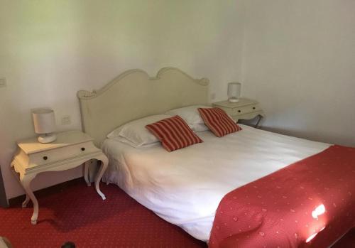 URGENT A CEDER MURS ET FDC de cette belle auberge située dans le village pittoresque de Latour-de-Carol allie le charme traditionnel de la Cerdagne dans les Pyrénées Orientales. 10 mn de la frontière espagnole, 25 kms du Pas de la Case et 11 kms des pistes de ski de Porte Puymorens.
De plus, son emplacement stratégique permet un accès facile aux randonnées pédestres, cyclistes et aux activités de montagne. C'est une auberge de caractère de 1929 d'une superficie totale de 600m² en R+3. Elle dispose 10 chambres. Logement de fonction de type T3. Au rez-de-chaussée nous trouvons un jardin de 70 m2, un salon calme de type jardin d’hiver avec beaucoup de lumière, bar, grande salle à manger avec carrelage hydraulique et plafonds en bois avec une capacité de 40 places assises. Cuisine professionnelle entièrement équipée, entrepôt et réception. Ticket moyen sur la partie restauration 30€ et le prix moyen chambre 88€ à 120€ Devant le bâtiment se trouvent deux parcelles qui servent de parking pour l'auberge. Une des parcelles de 900m² est constructible.
Ouverture à l'année sauf 5 semaines, octobre et mars. Nombreux axes de développement, le CA de 125.000€ ne reflète pas le potentiel. Prix de vente Murs + fonds de commerce + terrain 785.000€
Vente urgente cause santé
