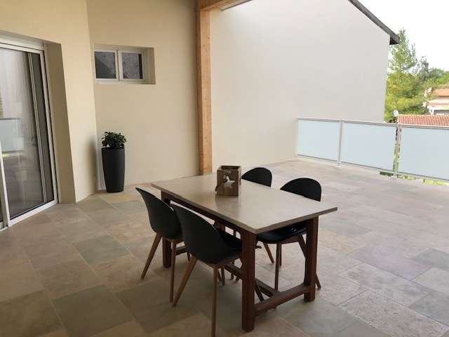 Vous souhaitez changer de vie pour découvrir une nouvelle vie, dans un village Médiéval et cité Thermale, tourisme . La commune de Cazaubon est composée de 7 hameaux dont la station Thermale de Barbotan les Thermes (16000 curistes/an) et ses commerces et écoles de la maternelle au collège, médecins, pharmacie, poste, banque, supermarché, coiffeur, fleuriste etc..... se situe dans le département du Gers dans le bas Armagnac avec ses 1670 habitants. 
Pour facilité ce changement de vie, un bel appartement de 130m2 avec 3 chambres, grande pièce de vie avec cuisine équipée et aménagée vous attend au-dessus du local commercial, cave, buanderie. Le plus de cet appartement une grande terrasse de 40m2 à l'abri des regards. Pour compléter tout cela un agréable terrain de 650m2 avec un logement de 40m2  à rapport locatif.
Vente de l'ensemble 220000€