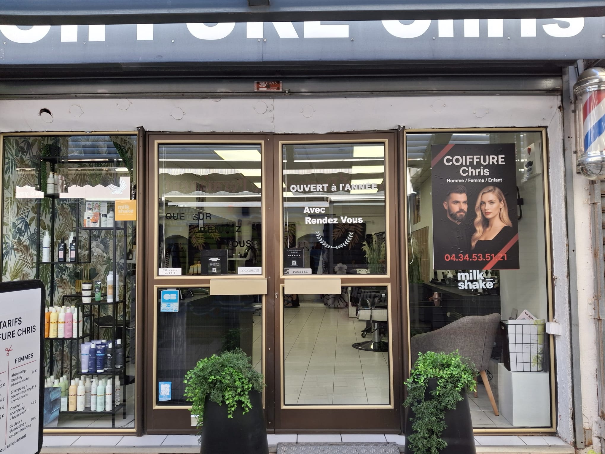 A vendre GRAU D'AGDE station balnéaire fond de commerce salon de coiffure mixte d'une superficie de 37 m2 .
Clés en mains idéalement situé sur un axe fréquenté .
Clientèle fidèle à l'année .
Aucun travaux à prévoir .
Entièrement équipé (6 postes de coiffage, 2 bacs, lave linge, sèche linge, climatisation)
Parking gratuit à proximité .
Loyer de 1000 €
CA  de 06/2024 au 06/2025 105 771 € HT
Cause de la vente : retraite
Reprise d'une employée possible qui est présente depuis 8 ans avec BP