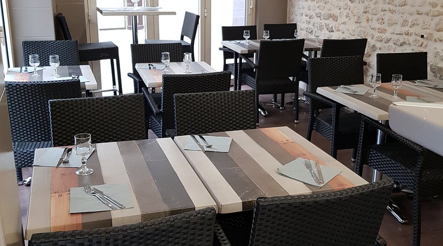 Crêperie située derrière le marché en plein centre-ville. Très bonne notation sur Google. Travaille avec des produits locaux. Farine bio. Activité: galettes, crêpes, glaces, boissons. Grande licence restaurant permettant la vente d’alcool à emporter. Salle et terrasse sur la rue piétonne. Logement t3 au dessus inclus dans le bail. Potentiel de développement important grâce à la politique de re-dynamisation du centre ville de la municipalité. Agrée accueil vélo pour les cyclistes de la Velodyssee.