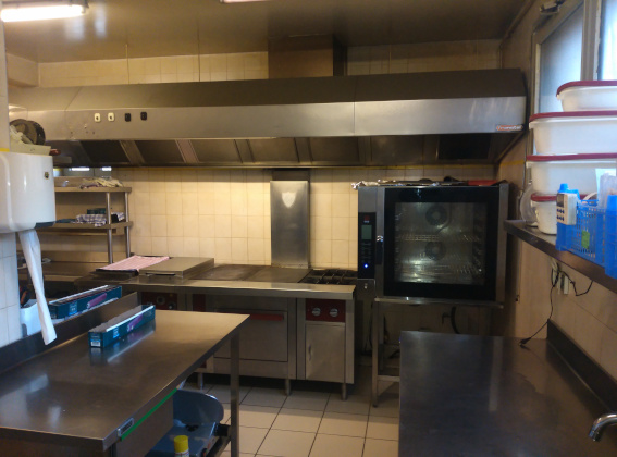 Dans le Nord Isère, nous cédons le fonds de commerce d'une très belle auberge en pierre apparente exploitée en couple + un aide cuisine/plongeur (mais pas de personnel à reprendre pour la vente)
Le restaurant jouit d'une bonne réputation et d'une clientèle d'habituée, ainsi que de touristes à la belle saison.
La cuisine est grande et bien équipée.
Capacité de 70 couverts sur 3 salles et 50 couverts en terrasse, le mobilier a été rénové récemment.

Actuellement ouvert 7 services par semaine ( 5 à midi, 1 le soir) avec une moyenne de 20 couverts/jour et un ticket moyen à 37 euros
Licence IV peu exploitée
Le cadre est très agréable, en pleine nature, dans un village dynamique et proche d'un site touristique, grand parking en face de l’établissement.
Possibilité de logement sur place dans un appartement T3.
Chiffre d'affaire 235 000 euros/an
Loyer : 860 euros/mois (bail commercial)
Prix de vente : 90 000 euros
Plus de photos sur demande et premier contact par email