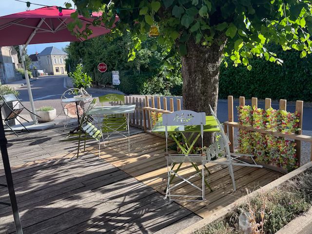 Titre : Cession fonds de commerce multi-activités + Logement au pied du Morvan (71)
Prix de vente : 34 900 €

Loyer du commerce : 250 € HT / mois

Logement de fonction : Indissociable du commerce (détails sur demande)

Secteur : Proche Autun & Chalon-sur-Saône | À 1h30 de Dijon

Activités : Restaurant / Bar / Épicerie de village / Dépôt de pain (tous les jours) & journaux (dimanche)

Le Cadre & L’Emplacement
Saisissez l'opportunité de reprendre un commerce convivial au cœur d’un village dynamique au pied du Morvan. Implanté dans un cadre magnifique au bord de la rivière Arroux, cet établissement associe activité clé en main et cadre naturel privilégié.

Inclus : Logement au 1er Étage (Indissociable)
Bénéficiez de la possibilité de vivre directement sur votre lieu de travail grâce à l'appartement privatif situé juste au-dessus :

Appartement au 1er étage comprenant 2 chambres.

Idéal pour s'installer immédiatement sur place sans logistique complexe.

Des Équipements Professionnels Complets
Cuisine entièrement équipée pour une exploitation immédiate :

Piano de cuisson professionnel.

Four vapeur performant.

Matériel complet et fonctionnel pour la partie restaurant et épicerie.

Une Clientèle Fidèle et Un Village Dynamique
Vie locale animée : Présence d'une école maternelle et primaire dans le village, renforcée en septembre par l'ouverture d'une Maison d'Assistants Maternels (MAM), garantissant un flux quotidien de familles.

Services de proximité :

Dépôt de pain quotidien.

Dépôt de journaux le dimanche, assurant un passage régulier et des ventes additionnelles.

Activité pérenne : Clientèle locale fidèle et attachée à ce lieu de vie central.

Des Conditions d'Installation Idéales
Loyer commercial très bas : Seulement 250 € HT par mois pour la partie pro, parfait pour maîtriser ses charges fixes.

Accompagnement assuré : Transmission en douceur avec 1 mois d'accompagnement par le cédant pour la prise en main et la présentation à la clientèle.

📩 Contact & Informations :

Frédérique DESCLOUX

📧 Email : lerelaisdelagourgeoise71190laizy@orange.fr

(Contactez-moi par email pour recevoir le dossier complet ou organiser une visite)