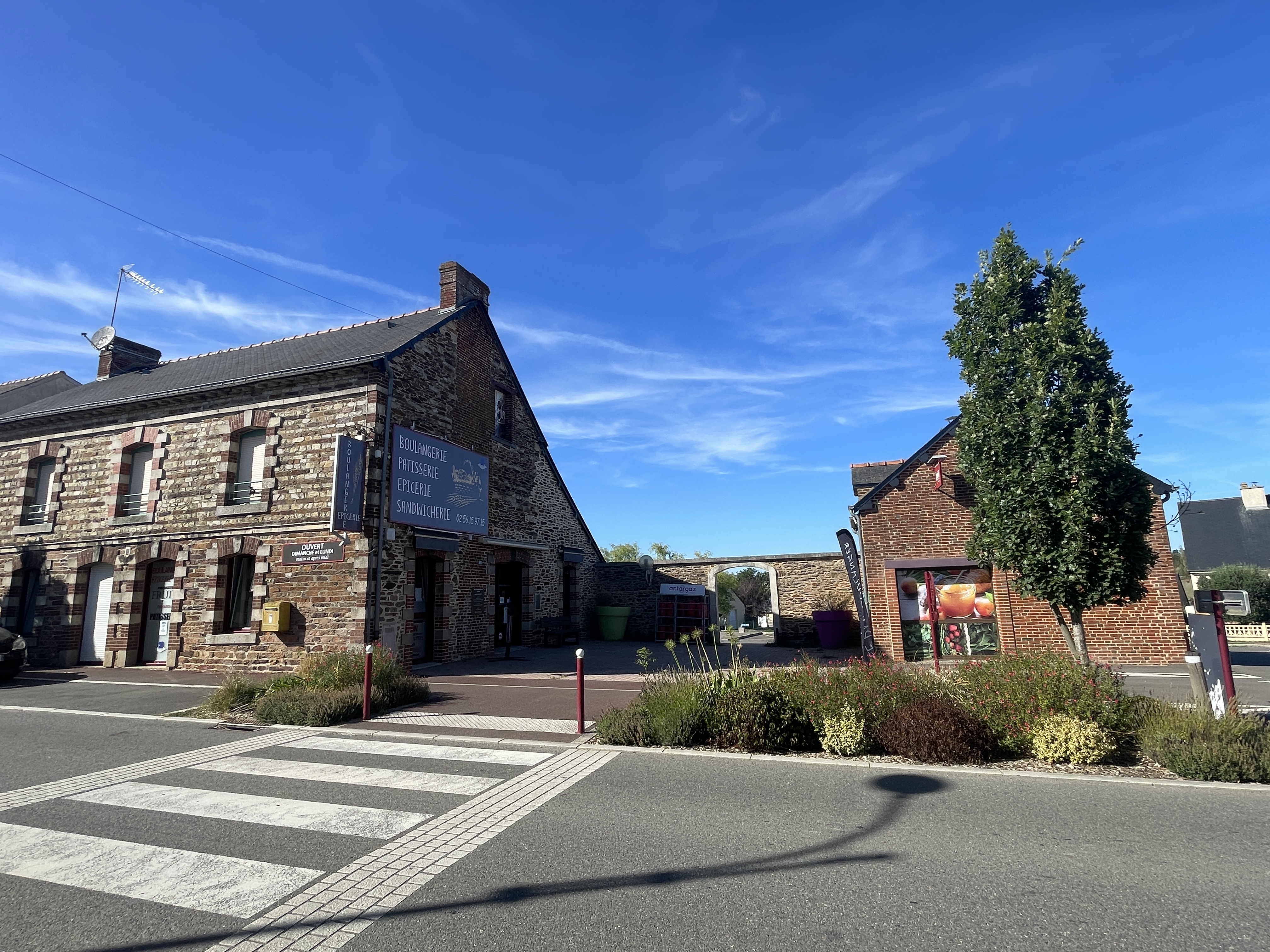 À Saulnières (35), boulangerie-pâtisserie-épicerie à vendre pour cause de départ en retraite.

Le commerce fonctionne bien : il bénéficie d’une clientèle fidèle et offre un fort potentiel de développement.

📅 Local disponible à partir de mars 2027.

💶 Prix du fond de commerce : 80 000€ (négociable)
Loyer : 517€ / mois (négociable)


 🥖 Les atouts de ce commerce :

• Fort attachement des habitants, véritable vecteur de lien social
•  Emplacement en cœur de bourg
• Très bonne visibilité sur la RD777, axe très passant en entrée et sortie de bourg
• Places de parking pour la clientèle
• Aucune concurrence sur la commune
• À 5 minutes de marche de l’école (maternelle et primaire)


🥐 En pratique :

• Surface de 130 m² (boutique et fournil), avec une réserve située en face du commerce
• Chiffre d’affaire : 207 000€ HT
• Équipe actuelle : 1 salarié en production et 1 salarié en vente
• Jours de fermeture : mardi et mercredi
• Congés : 5 semaines par an


🌳 Saulnières, une commune en plein développement :

Saulnières compte 817 habitants en 2026, soit une progression de 5,7 % depuis 2017.
Un lotissement communal est actuellement en cours de construction, à quelques minutes à pied du commerce, avec 59 nouvelles maisons en prévision.
La commune dispose de nombreux services et équipements : médiathèque « Le Grenier à Sel », FabLab, salle multisport, stade de Foot à 5, salle des fêtes, restaurant,  aire de jeux…
Elle bénéficie également d’un cadre de vie agréable avec un étang communal, des sentiers de randonnée et des événements tout au long de l’année, ainsi que d’un tissu associatif dynamique avec 10 associations.
L’école primaire compte 102 élèves à la rentrée 2026.

Plus d'infos : https://www.saulnieres35.fr/

📍 Situation : 

• 8 min de Janzé 
• 12 min de Bain-de-Bretagne 
• 20 min de Rennes (La Poterie)